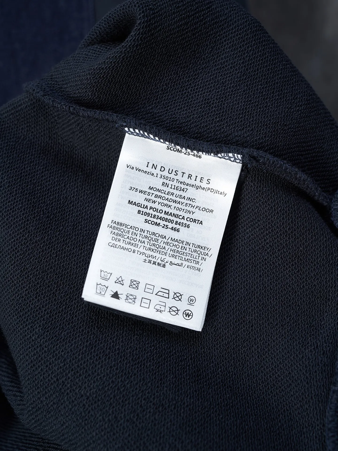 P300 Actual auction】Moncler/Mask Navy blue denim pocket armband round neck sweatshirt [Ready stock] S M L XL Customized cotton velvet and cloud gauze water-brushed denim. Excellent texture, comfortable and close to the skin. The rich navy blue is the main color, showing an elegant gentleman style. The unique denim chest pocket on the chest adds a touch of uninhibited casualness with the unique roughness and retro of denim. The iconic Moncler embroidered logo appears on the sleeves, which is highly recognizable. A sense of luxury exuded from the inside out. Find the perfect balance between simplicity and sophistication. Hidden and seamless hemming. Cut the edges of the pockets into the required denim shape through precise laser cutting to ensure the neatness and accuracy of the edges. Reuse one-piece molding technology to perfectly combine the denim material with the pockets to achieve a seamless connection. Manual nailing using a servo motor-driven nailing device to accurately drive the bottom nails into the splicing of denim and sweatshirt velvet. Accurate positioning Keep the edges of the pockets flat. The fabrics are washed and have a better hand feel. Not easy to deform, not easy to shrink, not easy to fade. Maintain long-term beauty and loose fit.