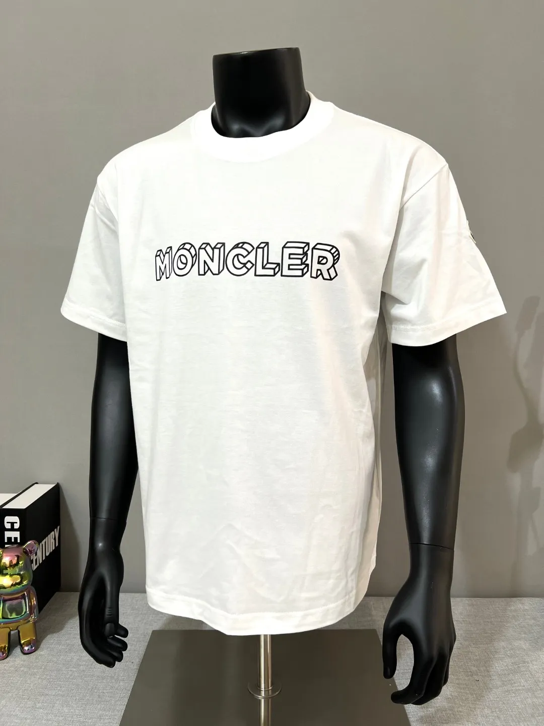 P150 New version of MONCLER for masked mouth, official and official 3D letter printed armband short sleeves are synchronized, the details match the official version, and the size of the logo is strictly controlled , standard size, stitching details are in sync with the official version; Made of 240g double yarn 100% cotton fabric, imported woven thread, collar bone is not easy to deform, factory high temperature washing process, the fabric is soft and breathable, does not shrink, NCF washing mark identification, details are in place and the upper body is good-looking, European size version, loose and suitable, color: black, white, size XS-L