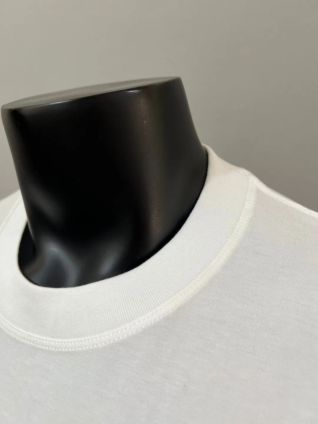 P150 New version of MONCLER for masked mouth, official and official 3D letter printed armband short sleeves are synchronized, the details match the official version, and the size of the logo is strictly controlled , standard size, stitching details are in sync with the official version; Made of 240g double yarn 100% cotton fabric, imported woven thread, collar bone is not easy to deform, factory high temperature washing process, the fabric is soft and breathable, does not shrink, NCF washing mark identification, details are in place and the upper body is good-looking, European size version, loose and suitable, color: black, white, size XS-L