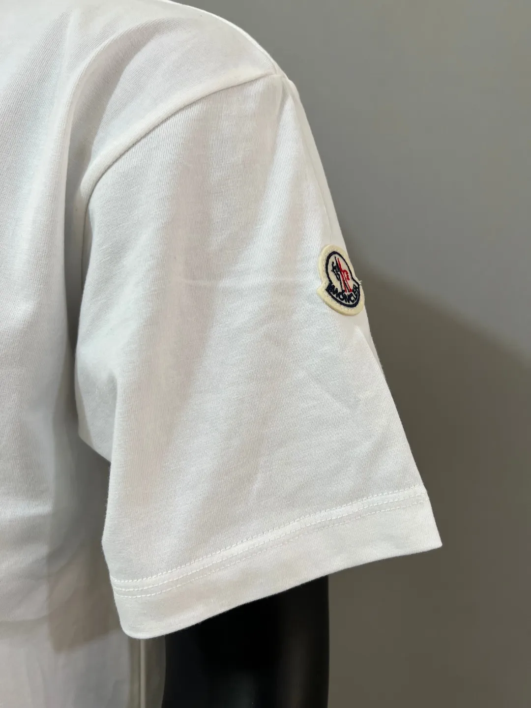 P150 New version of MONCLER for masked mouth, official and official 3D letter printed armband short sleeves are synchronized, the details match the official version, and the size of the logo is strictly controlled , standard size, stitching details are in sync with the official version; Made of 240g double yarn 100% cotton fabric, imported woven thread, collar bone is not easy to deform, factory high temperature washing process, the fabric is soft and breathable, does not shrink, NCF washing mark identification, details are in place and the upper body is good-looking, European size version, loose and suitable, color: black, white, size XS-L