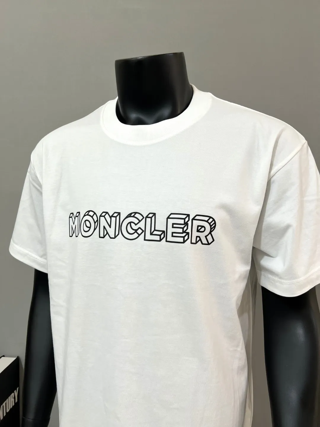 P150 New version of MONCLER for masked mouth, official and official 3D letter printed armband short sleeves are synchronized, the details match the official version, and the size of the logo is strictly controlled , standard size, stitching details are in sync with the official version; Made of 240g double yarn 100% cotton fabric, imported woven thread, collar bone is not easy to deform, factory high temperature washing process, the fabric is soft and breathable, does not shrink, NCF washing mark identification, details are in place and the upper body is good-looking, European size version, loose and suitable, color: black, white, size XS-L