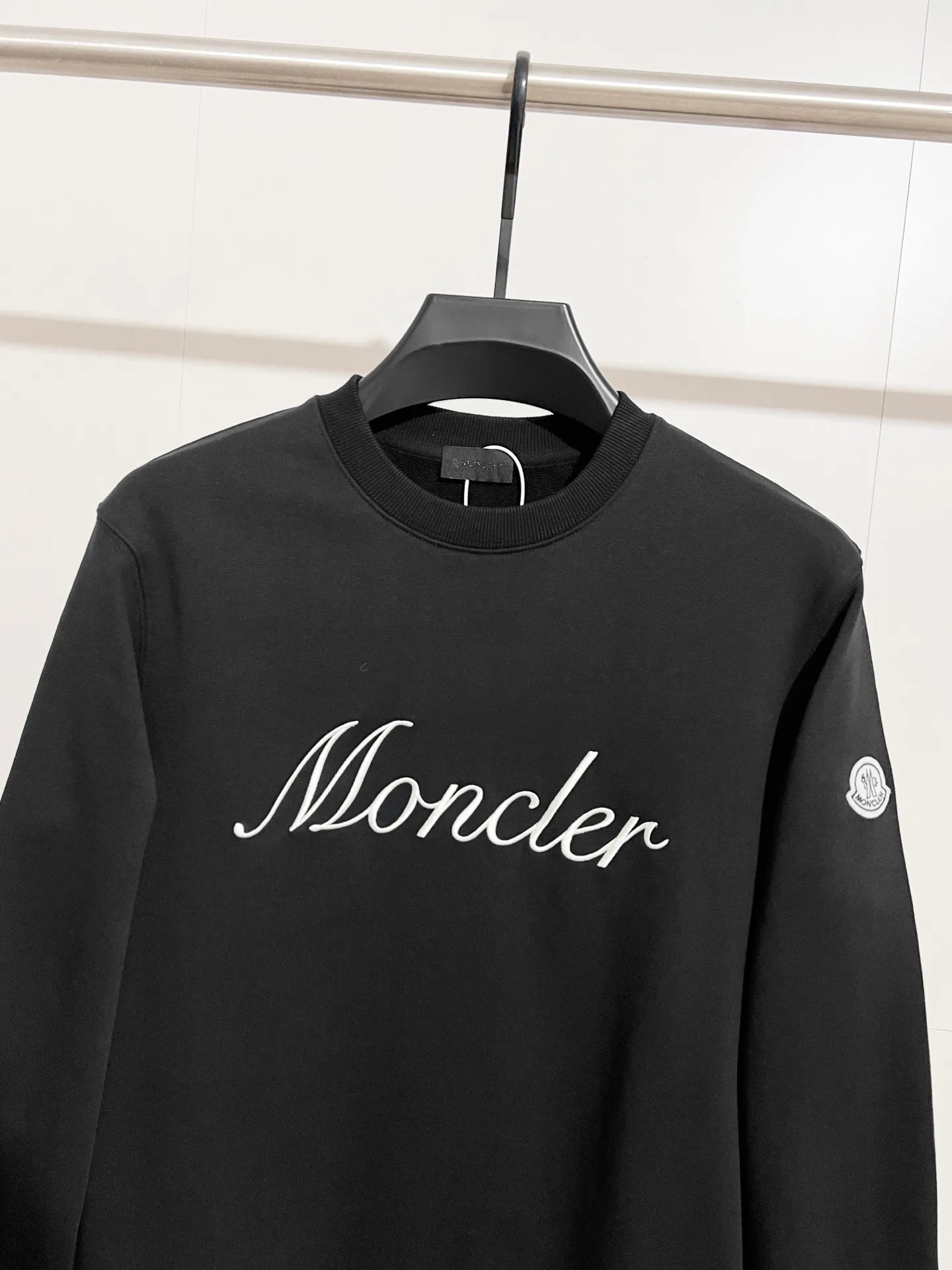 P290 ZP version) - Moncler Mouth Mouth 25 official website is new simultaneously. Letter embroidered armband badge round neck sweatshirt for men and women - Exclusive model. Made of original version custom-woven and dyed 480g bolin fabric. Thread thickening and dyeing in the same cylinder with zero color difference. Exclusive quality difference currency. Welcome to compare - Color: black white - Size: S M L XL