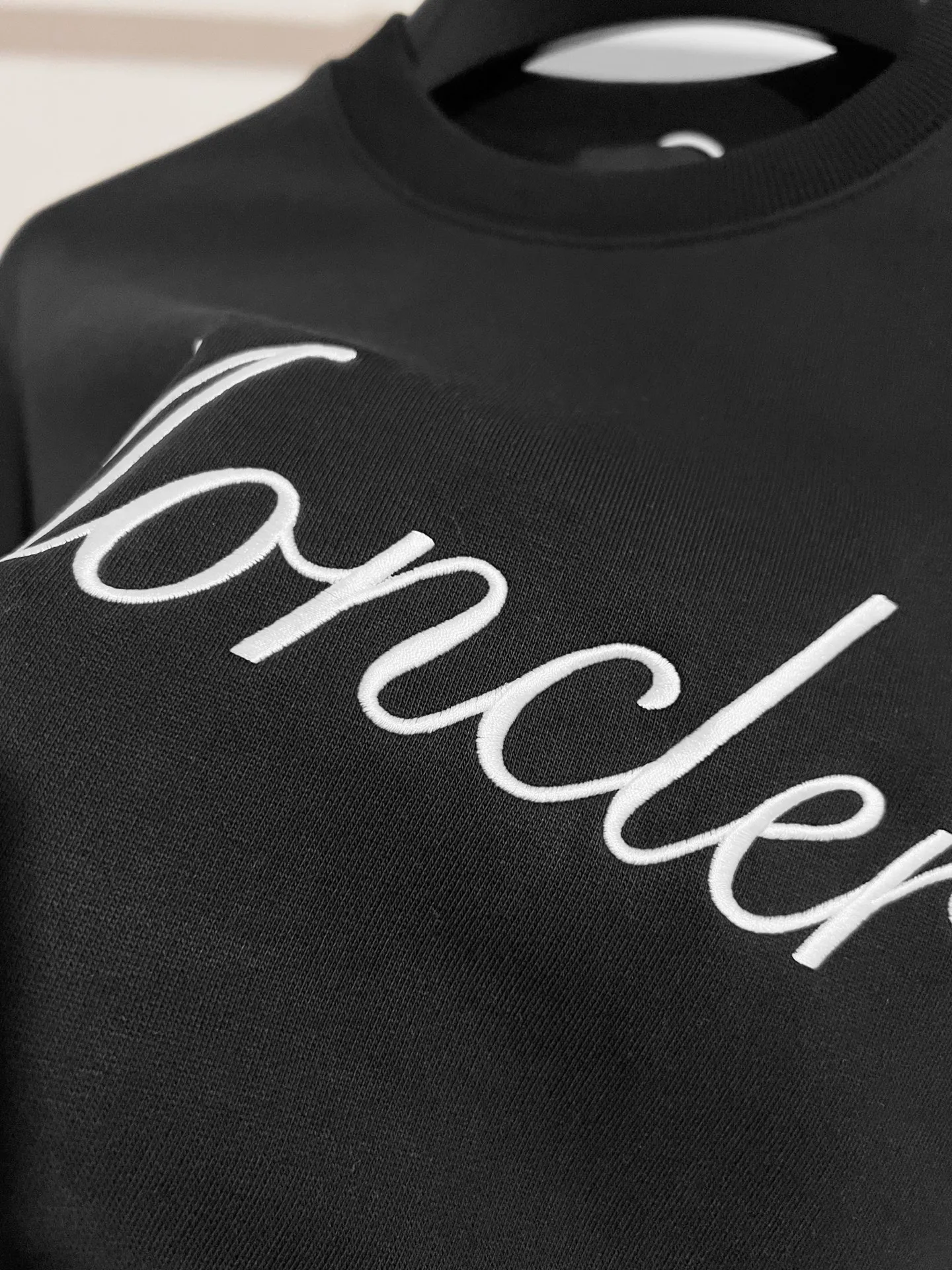 P290 ZP version) - Moncler Mouth Mouth 25 official website is new simultaneously. Letter embroidered armband badge round neck sweatshirt for men and women - Exclusive model. Made of original version custom-woven and dyed 480g bolin fabric. Thread thickening and dyeing in the same cylinder with zero color difference. Exclusive quality difference currency. Welcome to compare - Color: black white - Size: S M L XL