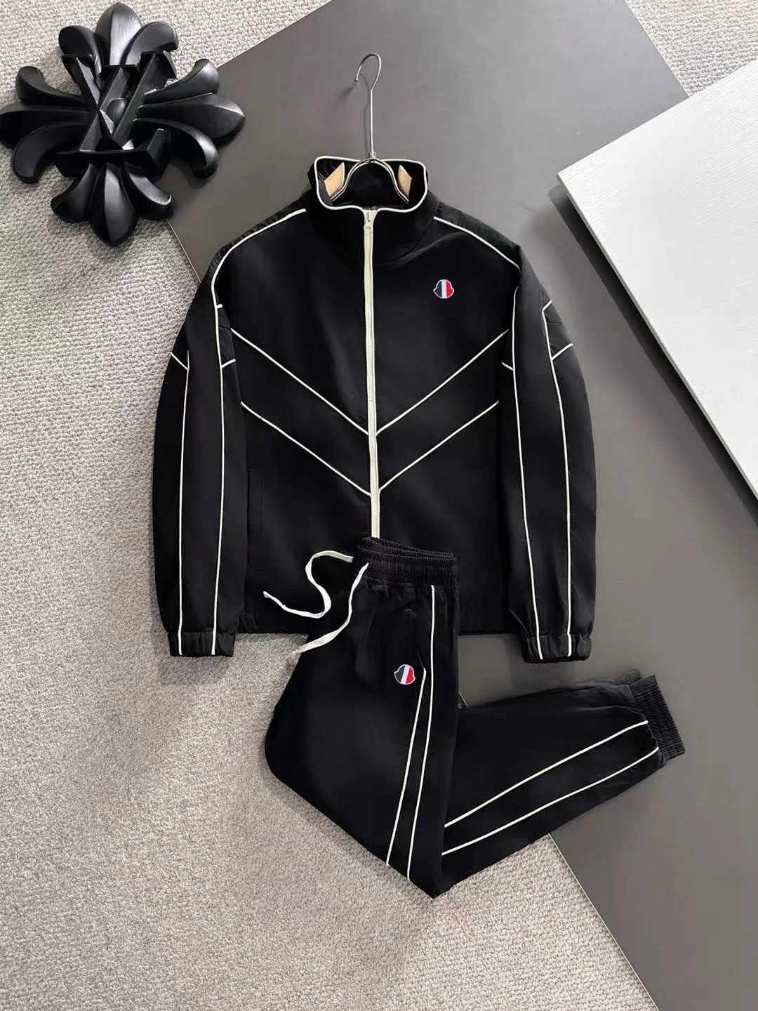 Next day shipping P720 MONCLER/Mongolian high quality 2025 autumn and winter new casual heavy industry suit exclusively developed by yb! High quality production! The top version of the trading company channel order, external orders for imported custom fabrics, high breathability and comfort, impeccable details, absolutely worth buying! This type of suit is also a must-have for lazy people. You don’t have to think about how to match it, you can just get it in one set! Brand element design concept, delicate and soft feel! It presents a casual cut and the upper body shape is great! On sale simultaneously on the official website! From a high-end men's positioning brand, the low-key luxury taste is irresistible! Exquisite workmanship and impeccable quality! The overall style is simple, fashionable and timeless, fully meeting the requirements of stylish and tasteful dressing! Size: M to 5XL (or state your height and weight when placing an order)