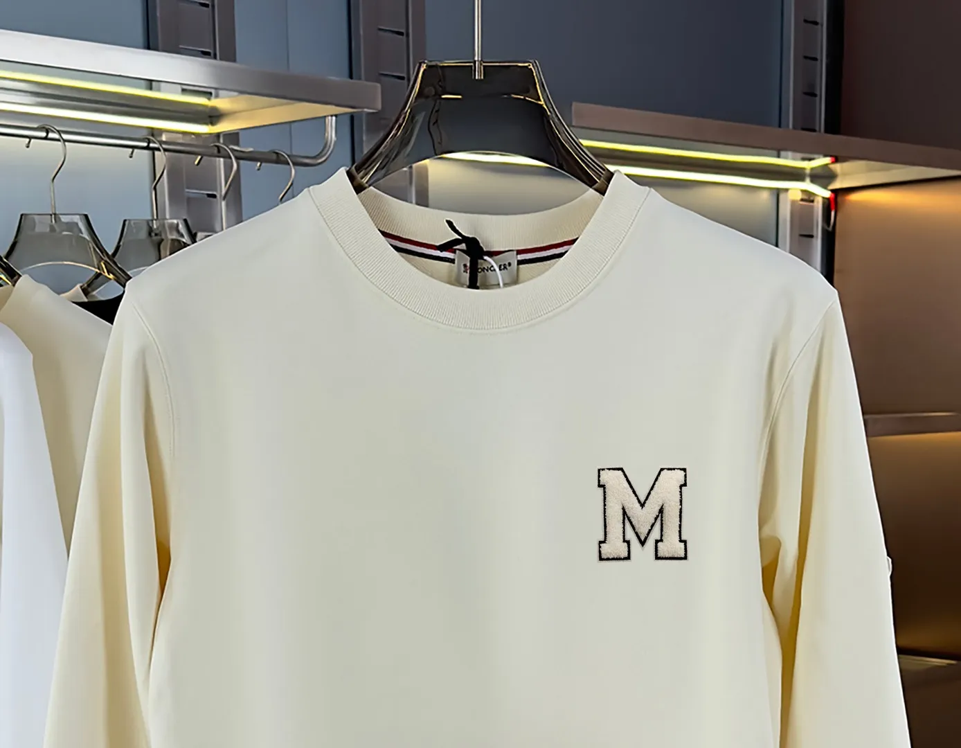 P210 high version sweatshirt) 📦With exclusive picture packaging📦 [Long-term ready stock] Upgraded version "Mobile phone smart sensor ~ NFC chip armband ~ Direct access to the official website anti-counterfeiting" 〖 𝐌𝐎𝐍𝐂𝐋𝐄𝐑 ~ Mouth covering〗 2025 new high quality, using 450g heavyweight fabric Different from the market currency, you can mix and match everything at will and you will be handsome😎The whole clothes is made of double waistcoats. The double waistcoats make the whole dress more three-dimensional. It is not an ordinary factory that can do such fine work. 2025 autumn and winter new style, on sale at the counter, exquisite printed round neck terry sweatshirt. High-end double-ply cotton. Customized stretch ribs are dyed in the same vat. Three standards are complete. It is matched with digital printing patterns and is very breathable. Same style for men and women. Color: black, white, apricot. Size: S M L XL 2XL