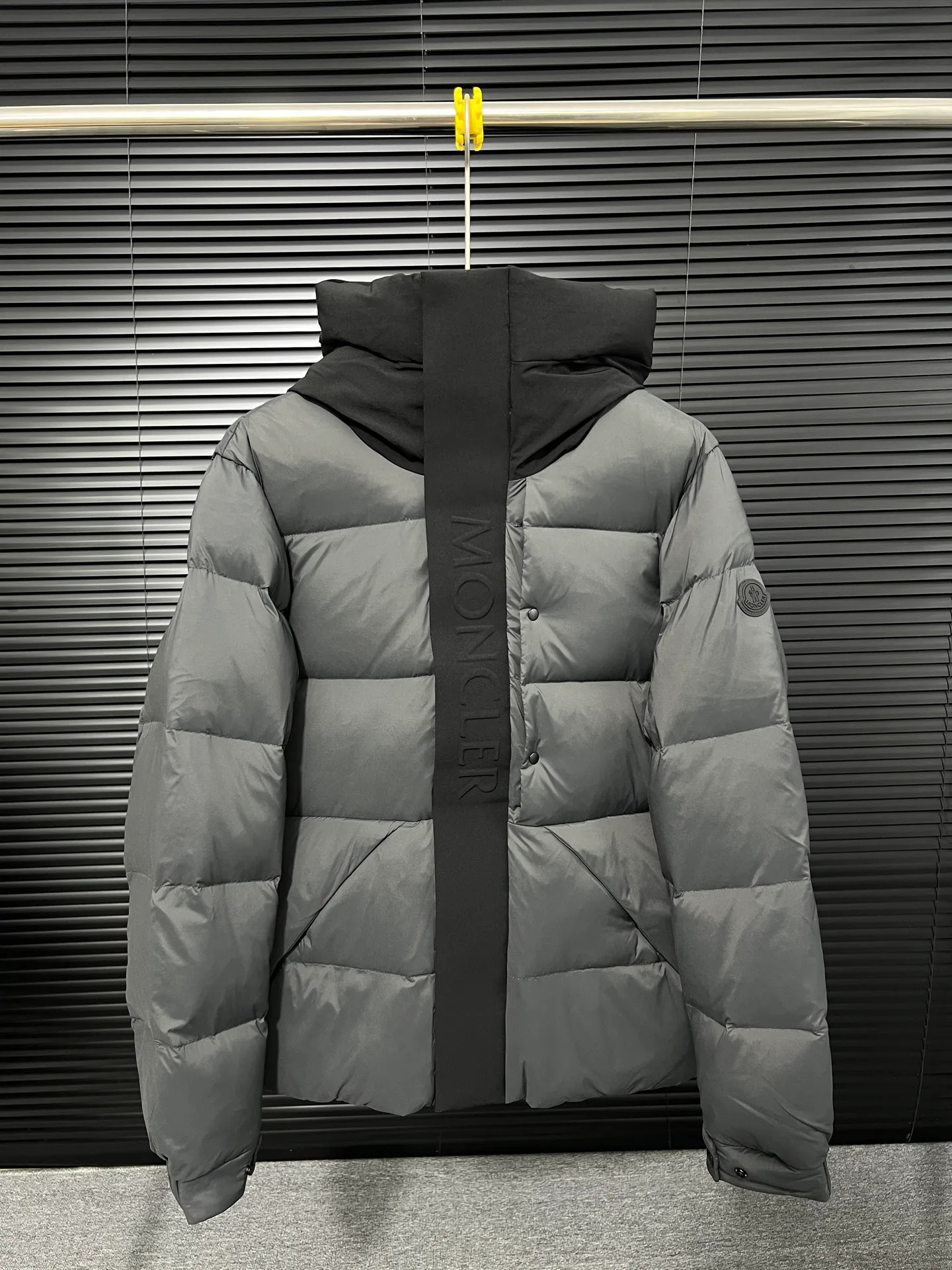 P740 top version Moncler FW22 Moncler European station logo embroidered hooded down jacket Official website price 28000+ Sold out version 600+ fill power National standard RDS certified 90% white duck down filling 243g high gram weight filling capacity Extremely cold and warm Very thick 150 degrees below Germany 🇩🇪 Anti-down needle Mercerized anti-down thread Up to 3 cm 13-needle high-density anti-down jacket Matte long fabric Embossed branding Hidden zipper and button closure Zippered breast pocket on the chest Original custom molded logo on the arms Original metal zippers Many details throughout the body Hardware accessories are from the original factory Loose fit Color: Gray Size: 1-2-3-4-5 Size Shoulder width Chest Length 1 48 113 71 2 50 119 72 3 52 124 74 4 54 130 76 5 56 136 78 (Purely manual measurement error 1-3 cm)