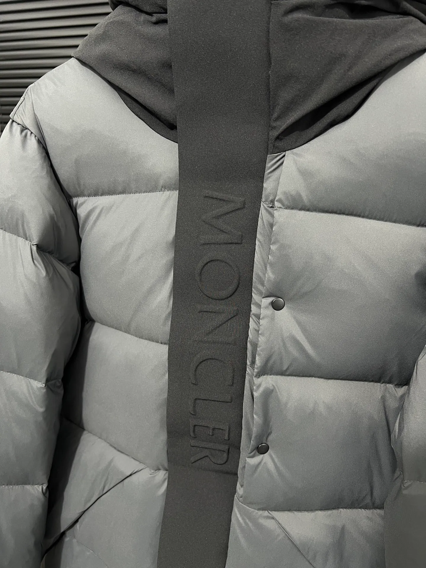 P740 top version Moncler FW22 Moncler European station logo embroidered hooded down jacket Official website price 28000+ Sold out version 600+ fill power National standard RDS certified 90% white duck down filling 243g high gram weight filling capacity Extremely cold and warm Very thick 150 degrees below Germany 🇩🇪 Anti-down needle Mercerized anti-down thread Up to 3 cm 13-needle high-density anti-down jacket Matte long fabric Embossed branding Hidden zipper and button closure Zippered breast pocket on the chest Original custom molded logo on the arms Original metal zippers Many details throughout the body Hardware accessories are from the original factory Loose fit Color: Gray Size: 1-2-3-4-5 Size Shoulder width Chest Length 1 48 113 71 2 50 119 72 3 52 124 74 4 54 130 76 5 56 136 78 (Purely manual measurement error 1-3 cm)