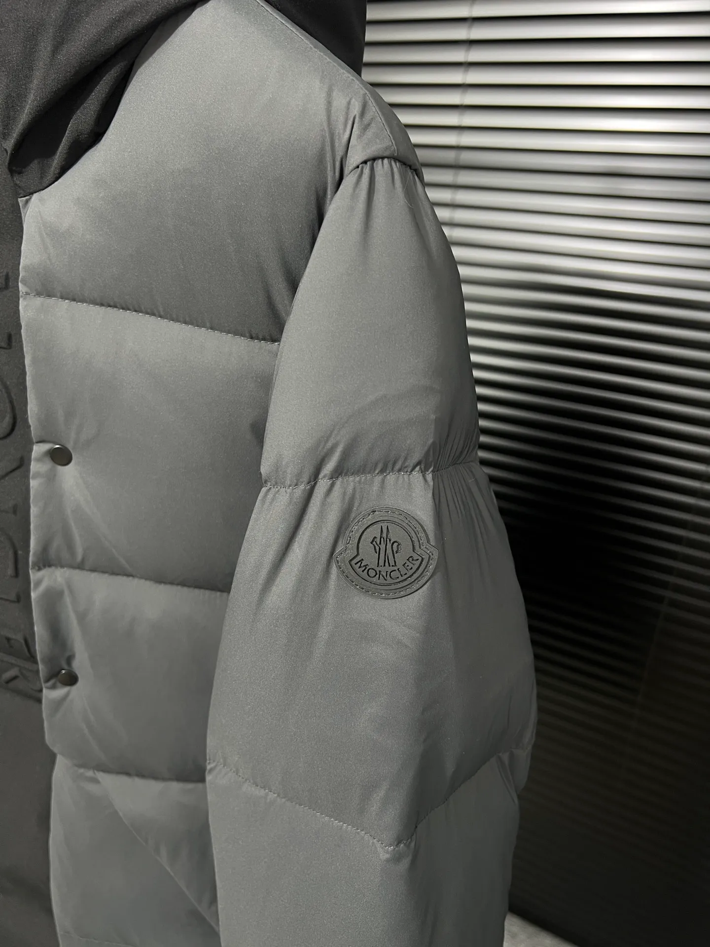 P740 top version Moncler FW22 Moncler European station logo embroidered hooded down jacket Official website price 28000+ Sold out version 600+ fill power National standard RDS certified 90% white duck down filling 243g high gram weight filling capacity Extremely cold and warm Very thick 150 degrees below Germany 🇩🇪 Anti-down needle Mercerized anti-down thread Up to 3 cm 13-needle high-density anti-down jacket Matte long fabric Embossed branding Hidden zipper and button closure Zippered breast pocket on the chest Original custom molded logo on the arms Original metal zippers Many details throughout the body Hardware accessories are from the original factory Loose fit Color: Gray Size: 1-2-3-4-5 Size Shoulder width Chest Length 1 48 113 71 2 50 119 72 3 52 124 74 4 54 130 76 5 56 136 78 (Purely manual measurement error 1-3 cm)