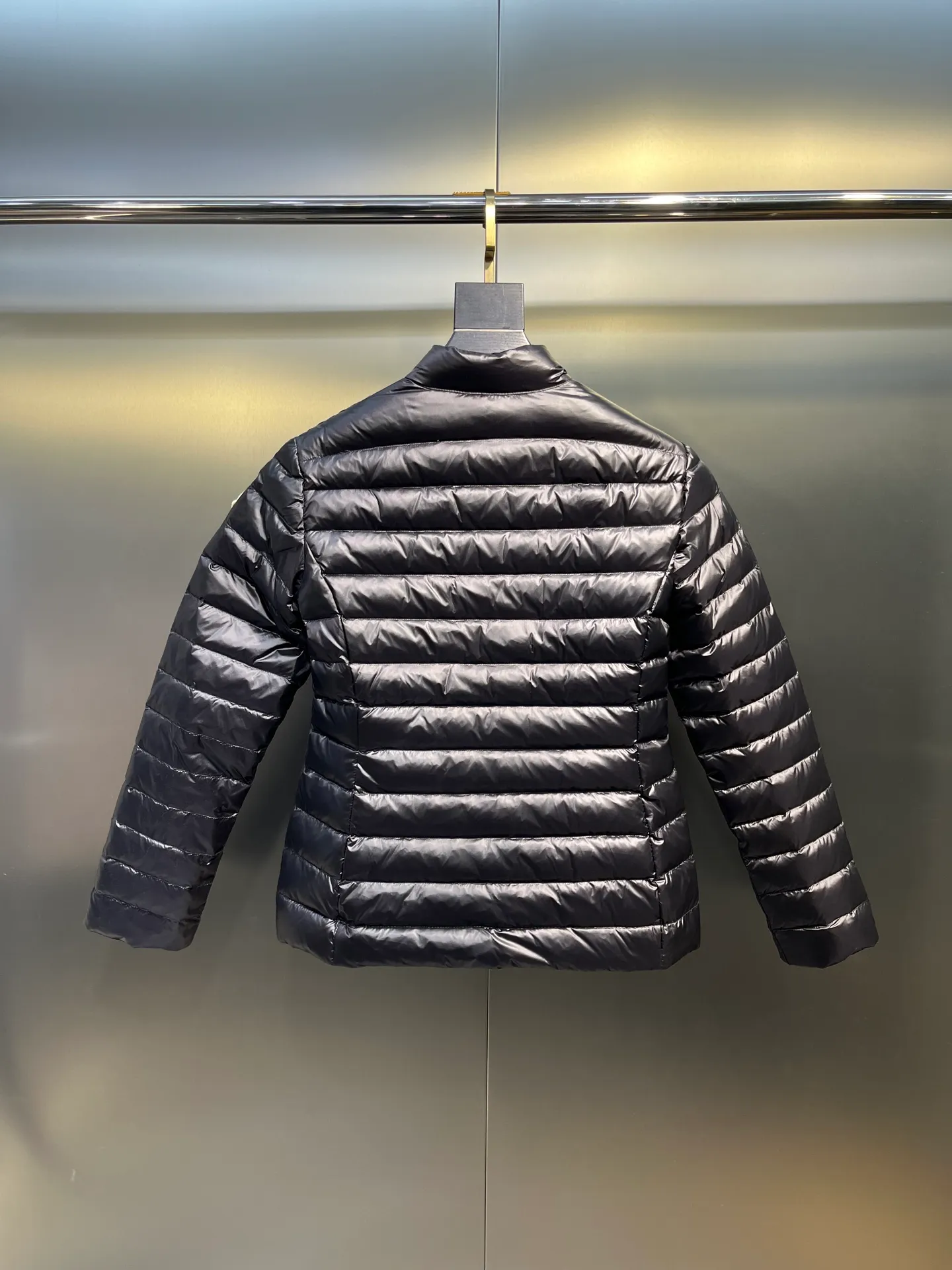 P720 Moncler🌟 25 new lgelle lightweight stand-up collar short down jacket, with classic quilting design to outline a slim silhouette. The stand-up collar details enhance the temperament, while being light and warm. Wear it as a layer during spring or winter, and you can easily weather the changing weather in one piece. Choose from three colors to suit your style: low-key black, pure white, and gentle nude—three high-end tones, suitable for different occasions and styles. The short cut lengthens the proportion, and even a small person can wear it with long legs! The choice of quality: duck down filling, which has both fluffiness and warmth, is light and weightless. The details show ingenuity and craftsmanship. Color: black, pink and white.  Size: 1 2 3 4