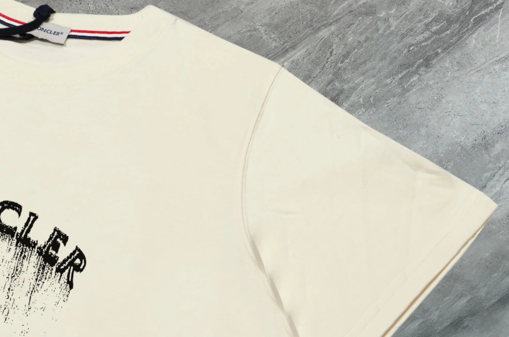 P140 💰Upgraded version "Mobile phone smart sensor ~ NFC chip armband ~ direct access to the official website for anti-counterfeiting" "Moncler ~ Mouth Mouth" 2025 new high-quality round neck short-sleeved T-shirt. The cuffs have imported embroidered labels. Customized dyeing, very comfortable to touch. Super versatile and good-looking short-sleeved. Complete with three labels. Non-market ordinary version. Feel free to compare. Quality is absolutely guaranteed! ‼ First of all, this original fabric is all custom-woven with 32-count double yarn fabric, 250G, and the weight is the same‼ Fine workmanship, double waistcoat method, double waistcoat method, double waistcoat method makes the whole dress more three-dimensional, which is not a craft that ordinary T-shirts can achieve🤪 Size: S-M-L-XL-2XL Color: black, white, apricot, same style for men and women