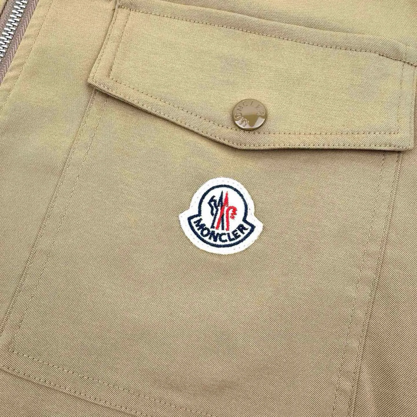 P480 Exclusive supply] Moncler Pocket Logo Zipper Jacket (Khaki) Purchased and developed for the original price of 7,100, the fabric is made of customized high-quality cotton hidden pattern gabardine. It is full of texture and comfortable to the skin. It meets the brown tone and exudes restrained tenderness. The iconic Moncler logo embroidered logo is embellished on it, adding brand recognition. Simple and smooth lines. The zipper opening and closing also follows the principle of minimalism. Use simplicity as the pen and texture as the ink. Use the simplest elements to outline the most moving fashion picture, and use imported special machine infrared to position the "Moncler logo embroidery". The position is more precise. It is firm and strong. The template machine opens the bag. The preset template guides the position of the bag. The shape and size. The accuracy ensures the quality of the bag opening effect. The fabrics have been washed and washed. It has a better hand feel and texture. It is not easy to deform, not easy to shrink, not easy to fade, and maintains long-term beauty. Size:S-M-L-XL