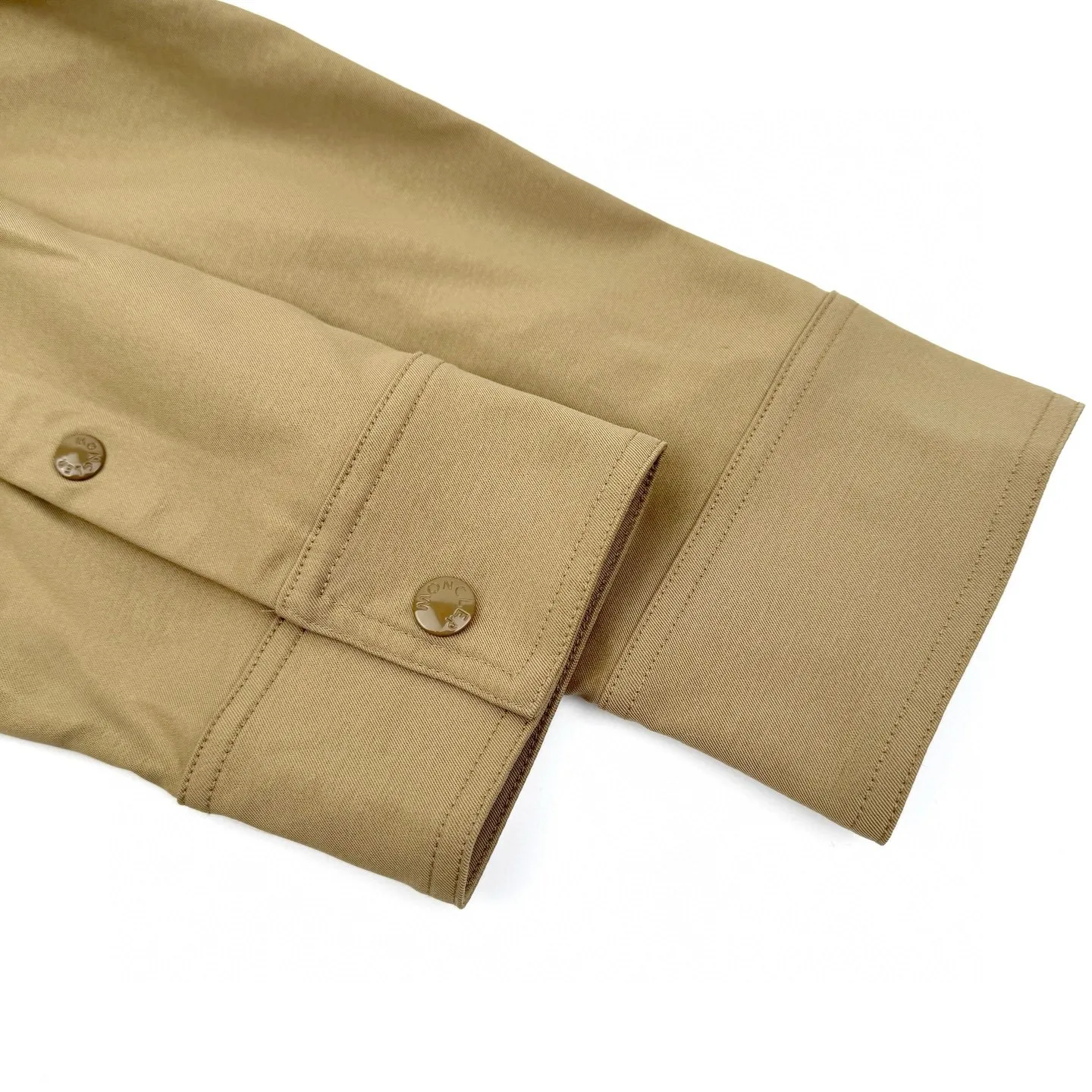 P480 Exclusive supply] Moncler Pocket Logo Zipper Jacket (Khaki) Purchased and developed for the original price of 7,100, the fabric is made of customized high-quality cotton hidden pattern gabardine. It is full of texture and comfortable to the skin. It meets the brown tone and exudes restrained tenderness. The iconic Moncler logo embroidered logo is embellished on it, adding brand recognition. Simple and smooth lines. The zipper opening and closing also follows the principle of minimalism. Use simplicity as the pen and texture as the ink. Use the simplest elements to outline the most moving fashion picture, and use imported special machine infrared to position the "Moncler logo embroidery". The position is more precise. It is firm and strong. The template machine opens the bag. The preset template guides the position of the bag. The shape and size. The accuracy ensures the quality of the bag opening effect. The fabrics have been washed and washed. It has a better hand feel and texture. It is not easy to deform, not easy to shrink, not easy to fade, and maintains long-term beauty. Size:S-M-L-XL