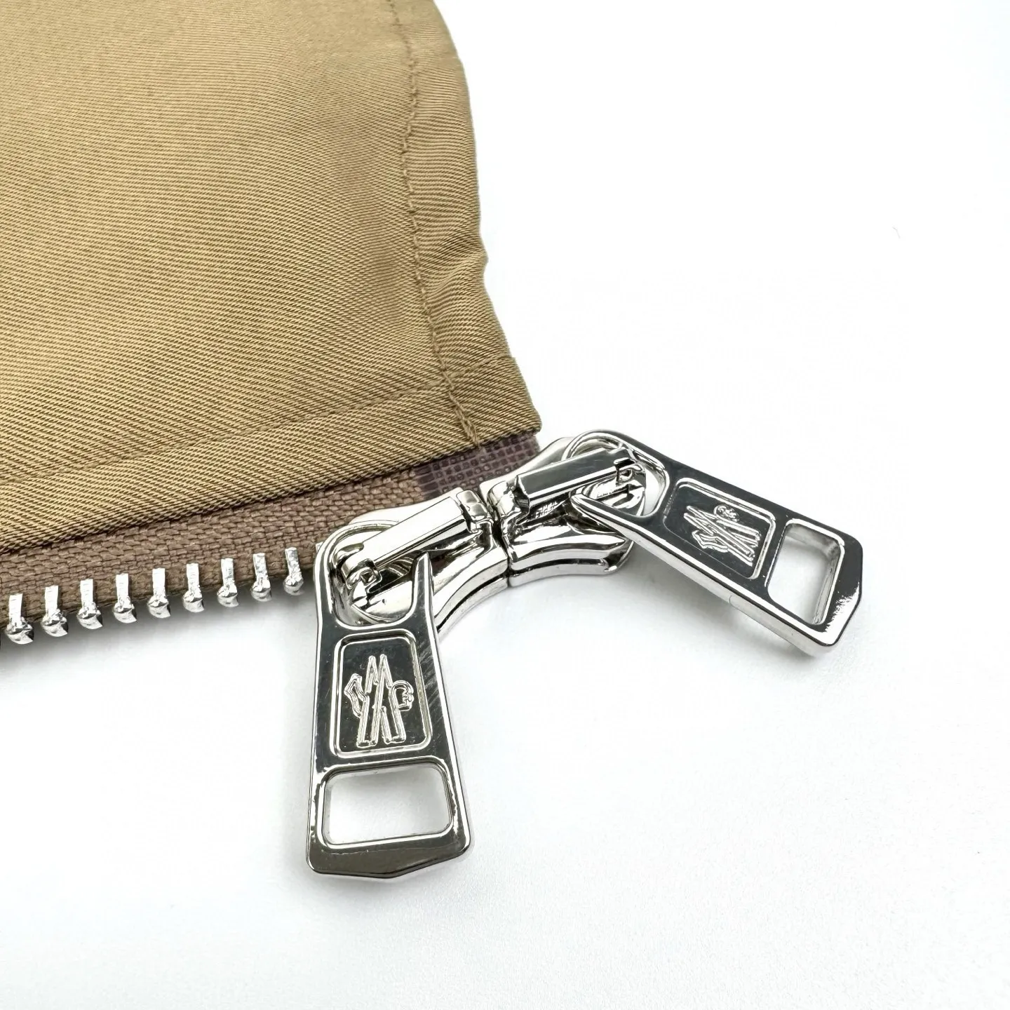 P480 Exclusive supply] Moncler Pocket Logo Zipper Jacket (Khaki) Purchased and developed for the original price of 7,100, the fabric is made of customized high-quality cotton hidden pattern gabardine. It is full of texture and comfortable to the skin. It meets the brown tone and exudes restrained tenderness. The iconic Moncler logo embroidered logo is embellished on it, adding brand recognition. Simple and smooth lines. The zipper opening and closing also follows the principle of minimalism. Use simplicity as the pen and texture as the ink. Use the simplest elements to outline the most moving fashion picture, and use imported special machine infrared to position the "Moncler logo embroidery". The position is more precise. It is firm and strong. The template machine opens the bag. The preset template guides the position of the bag. The shape and size. The accuracy ensures the quality of the bag opening effect. The fabrics have been washed and washed. It has a better hand feel and texture. It is not easy to deform, not easy to shrink, not easy to fade, and maintains long-term beauty. Size:S-M-L-XL