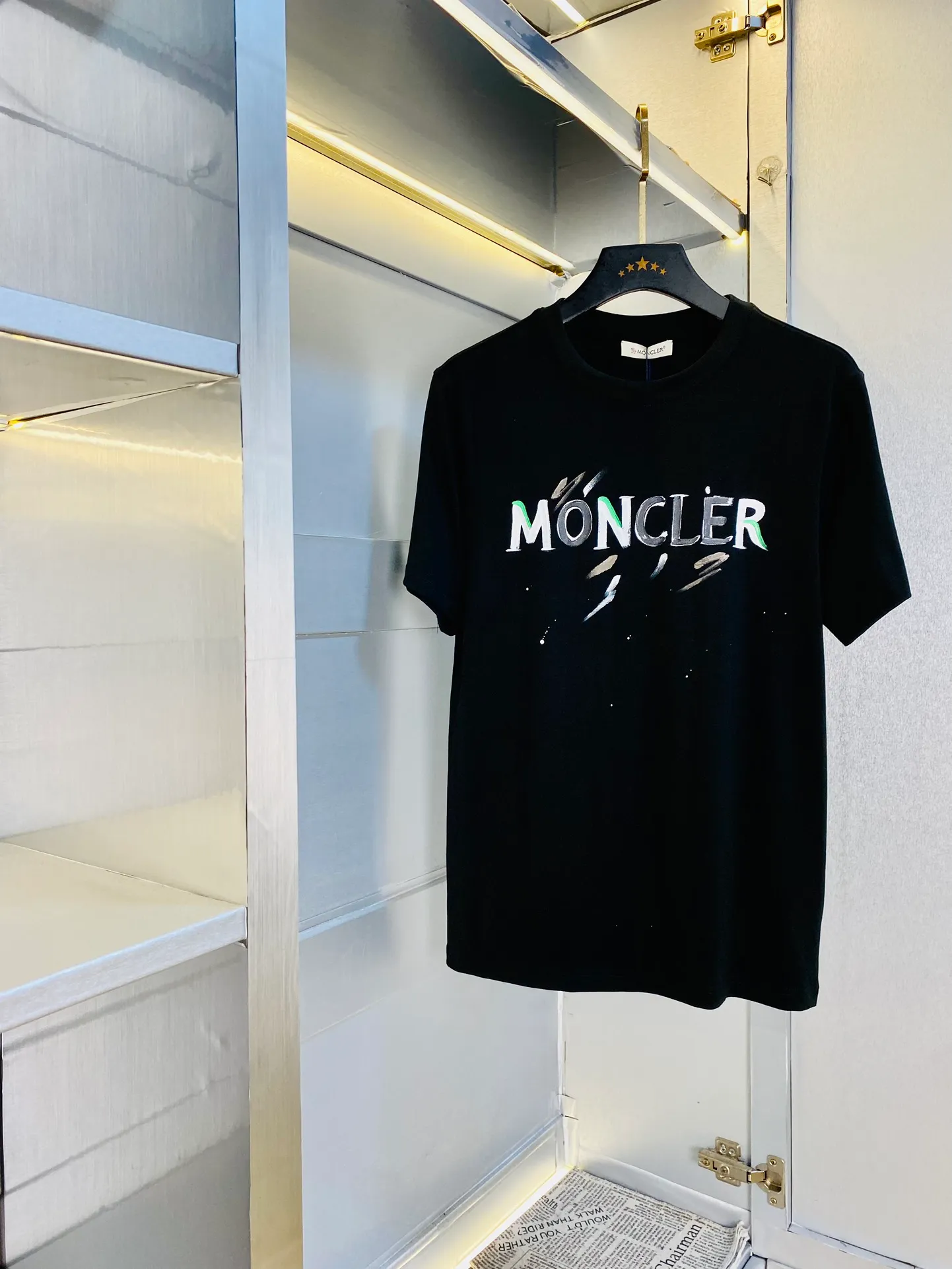 P160 Original order, Moncler original order quality, 2025 latest style short-sleeved T-shirt, three-quarter sleeves, mid-sleeves, selected counters, customized top-notch 🐥pure cotton🐥imported fabrics, with original wash mark! All three standards are complete, all details are perfectly made, 1:1 replica, 100% authentic, original hardware, high-end customized accessories, original factory and original logo, the upper body effect is amazing! The size is too large: S-XXL (175/135 pounds wear M)