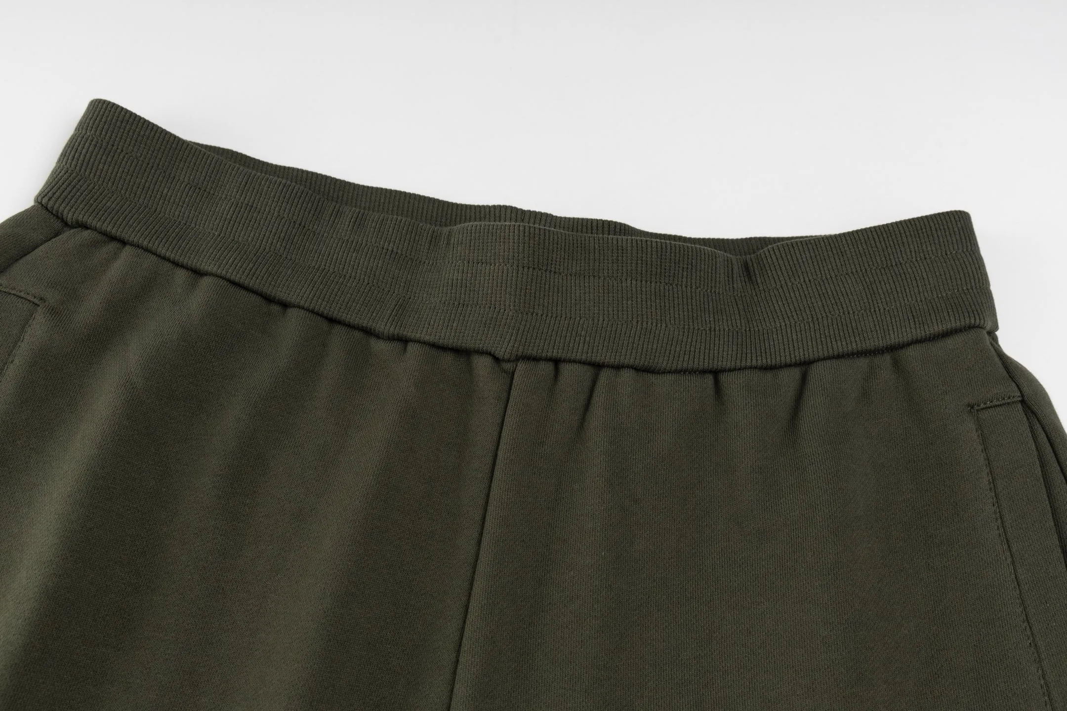 P300 Exclusive supply] Moncler Mouthless Three-Party Joint Shorts (Green) The fabric is made of single-sided fish-scale fabric woven with cotton as the base. The front is a smooth knitted surface, and the skin-contacting surface is formed into three-dimensional terry through the floating thread knitting technology of the knitting machine, which increases the fluffiness and has a delicate touch. The terry structure absorbs a large amount of water and evaporates quickly, so it is not easy to loosen and deform after repeated washing. The letters LOGO are embroidered on the back panel using 16,000 needles + 18,000 needles on the embroidery machine. The double-axis linear guide drives the embroidery frame, and the frame moving accuracy can reach 0.01mm/P, ensuring precise positioning of the embroidery pattern. By actively interfering with the shrinkage potential of cotton fibers, the fabric is able to transition from changeable to stable, improving dimensional stability while being less prone to deformation and wrinkles. Size:S-M-L-XL