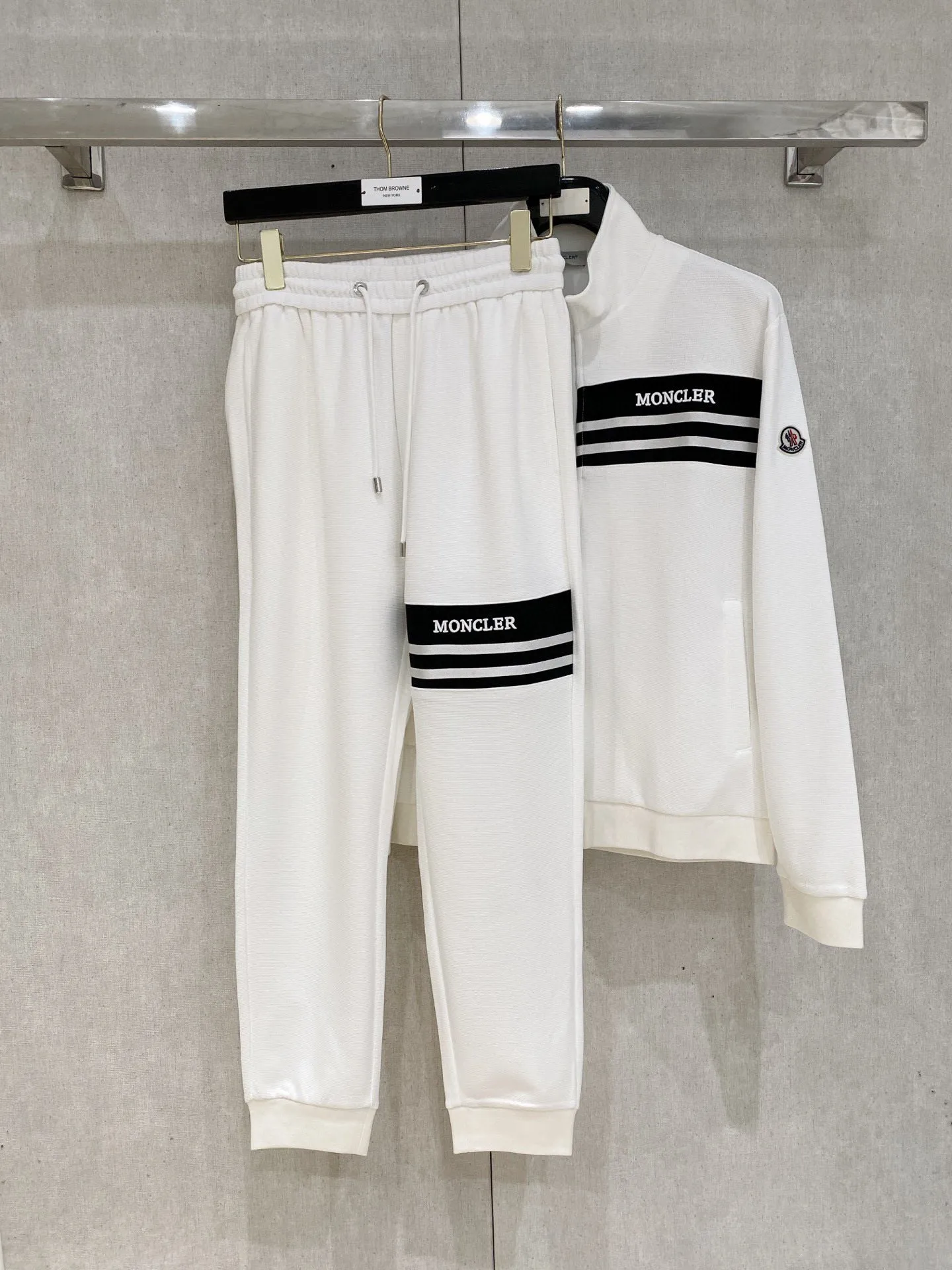 P640 [MONCLER] Hot-selling suit is coming. Focus on the original version of the official website. 2025 new hot-selling cardigan and sweatshirt suit. The original order is the best product🇭🇰. It is the meticulous work of top designers. It has a fitting and perfect upper body effect. All-natural high-quality Tencel Roman cotton 100%, close-fitting comfort, noble and elegant! Original hardware embodies elegance and nobility! Counter size: M-3XL (maximum wear up to 190 pounds)