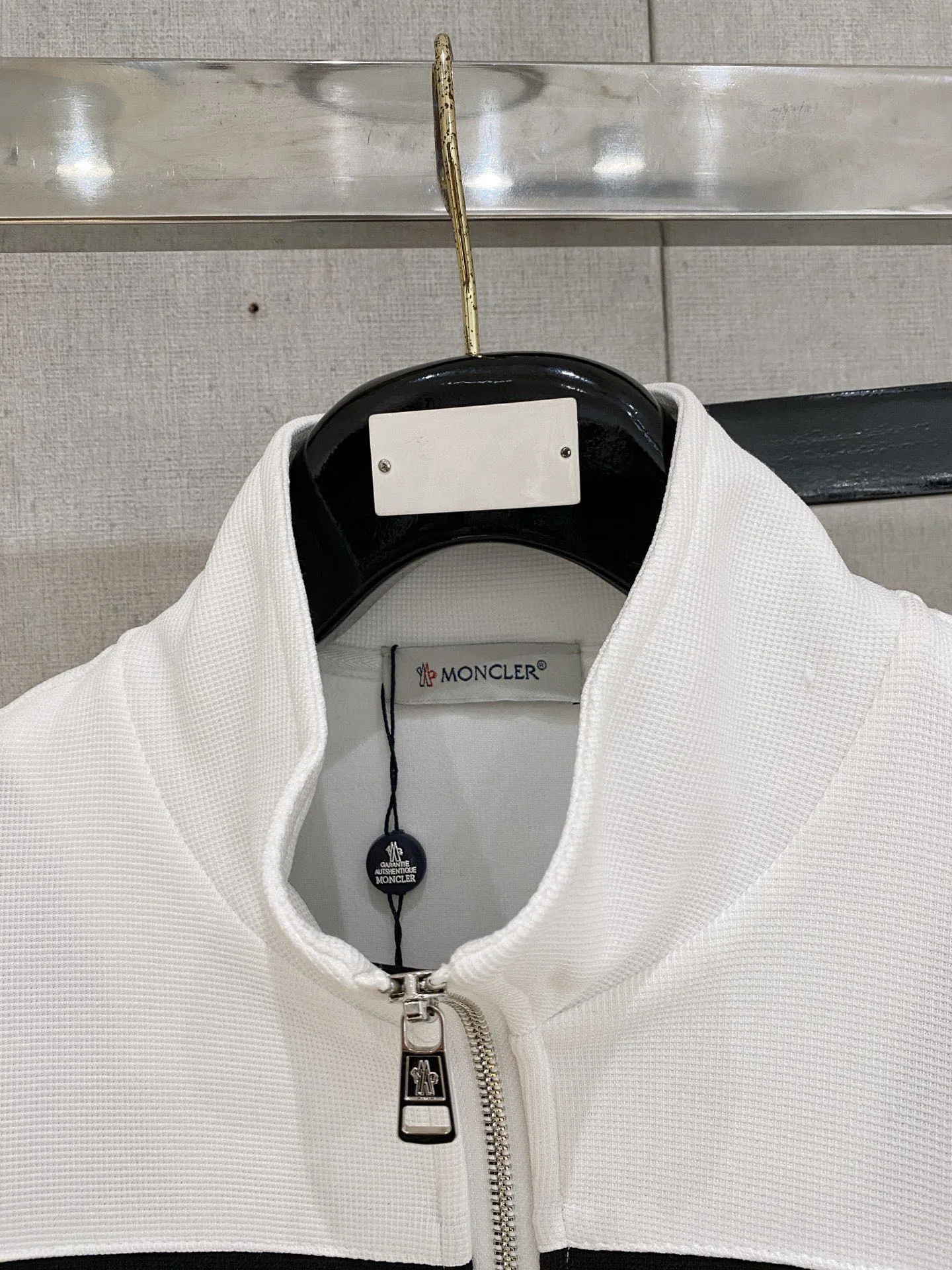 P640 [MONCLER] Hot-selling suit is coming. Focus on the original version of the official website. 2025 new hot-selling cardigan and sweatshirt suit. The original order is the best product🇭🇰. It is the meticulous work of top designers. It has a fitting and perfect upper body effect. All-natural high-quality Tencel Roman cotton 100%, close-fitting comfort, noble and elegant! Original hardware embodies elegance and nobility! Counter size: M-3XL (maximum wear up to 190 pounds)