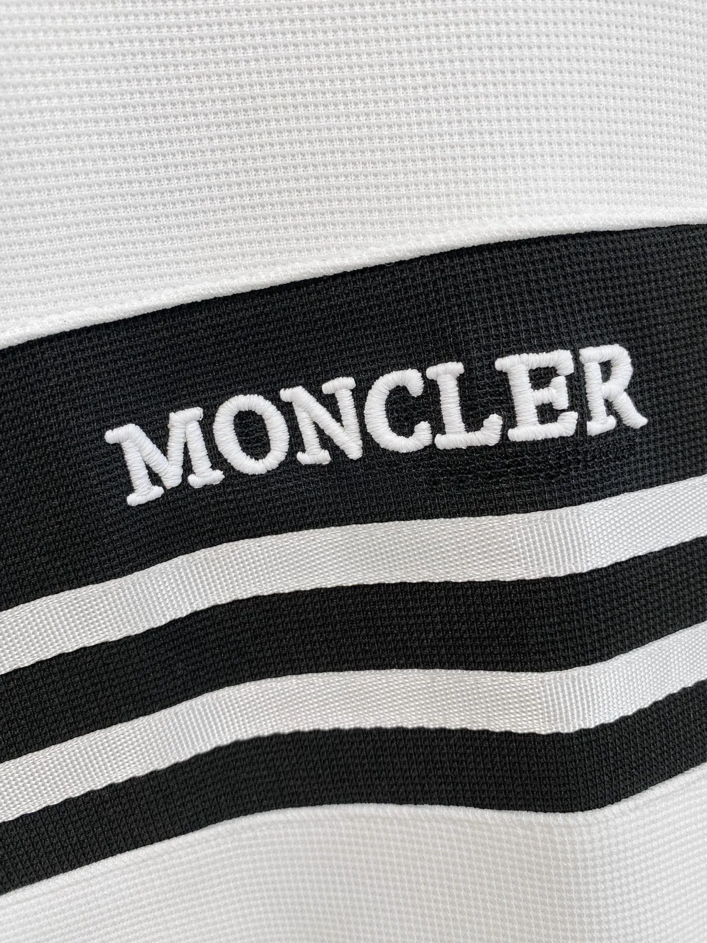 P640 [MONCLER] Hot-selling suit is coming. Focus on the original version of the official website. 2025 new hot-selling cardigan and sweatshirt suit. The original order is the best product🇭🇰. It is the meticulous work of top designers. It has a fitting and perfect upper body effect. All-natural high-quality Tencel Roman cotton 100%, close-fitting comfort, noble and elegant! Original hardware embodies elegance and nobility! Counter size: M-3XL (maximum wear up to 190 pounds)