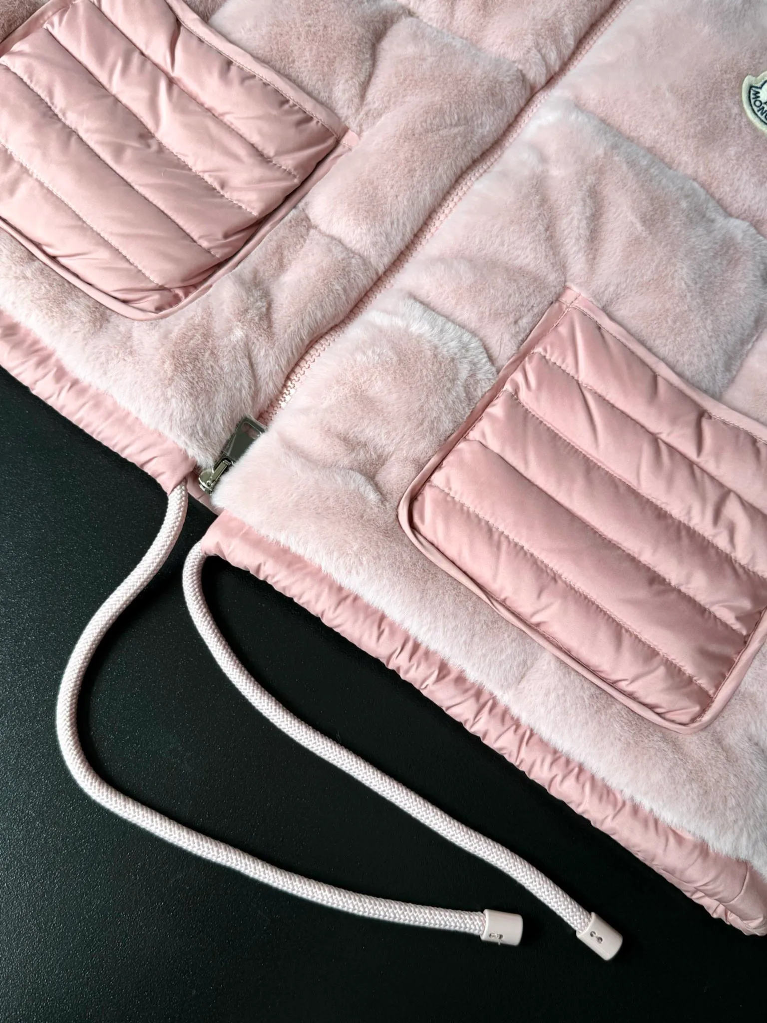 P540 Moncler/Mask 24Fw velvet spliced ​​stand-up collar down jacket vest. The original customized velvet fabric has a great texture. It is filled with national standard 90 white goose down. It is light, warm and comfortable. Size: 0.1.2 Color: white pink