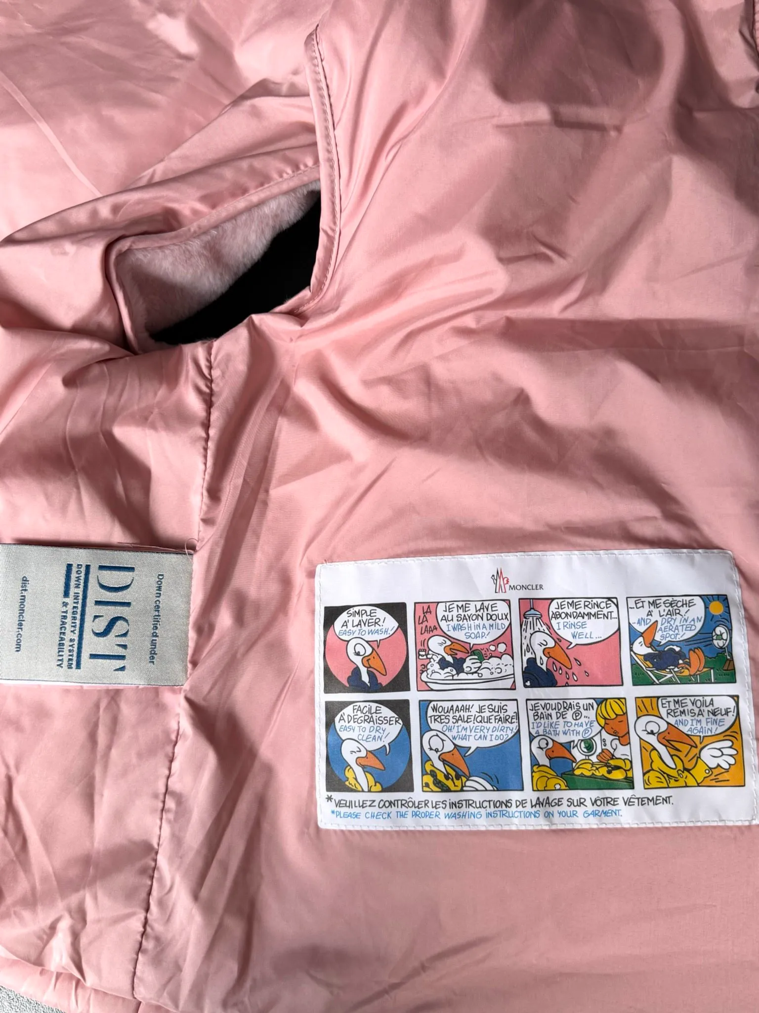 P540 Moncler/Mask 24Fw velvet spliced ​​stand-up collar down jacket vest. The original customized velvet fabric has a great texture. It is filled with national standard 90 white goose down. It is light, warm and comfortable. Size: 0.1.2 Color: white pink