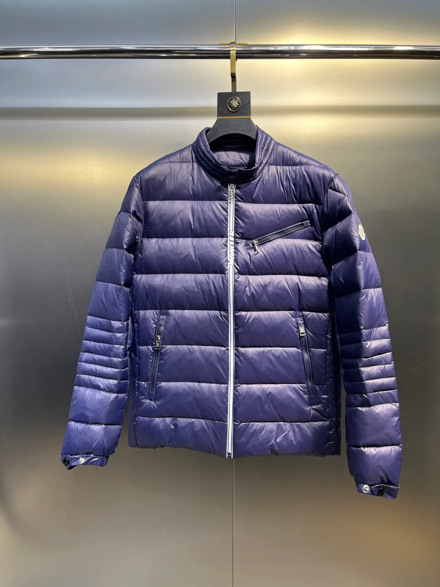P840 Moncler Men's Mouth Men's Short Down Jacket Caroux Series ~ A big hit, an exclusive debut, a rare and valuable limited edition. Classics will never go out of style. This season's main high-performance street style series! A trendy style that is convenient, neat and handsome, it is available through trading company channels, and its quality can withstand any form of inspection. Features: white zipper with logo in English letters, fully displaying the iconic design of the Moncler brand. Material: The outstanding achievements of high-tech fabrics are not exaggerated. We provide bright polyester fiber nylon fabrics for customers. The ultra-fine and delicate texture is extremely smooth, has high elastic recovery effect, is breathable and comfortable without stuffiness. Color: navy blue, black Size: 1-2-3-4-5