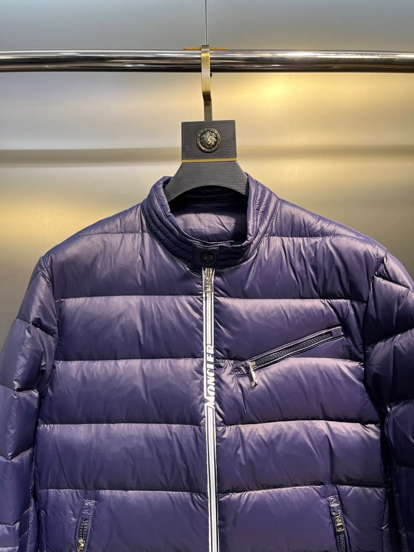 P840 Moncler Men's Mouth Men's Short Down Jacket Caroux Series ~ A big hit, an exclusive debut, a rare and valuable limited edition. Classics will never go out of style. This season's main high-performance street style series! A trendy style that is convenient, neat and handsome, it is available through trading company channels, and its quality can withstand any form of inspection. Features: white zipper with logo in English letters, fully displaying the iconic design of the Moncler brand. Material: The outstanding achievements of high-tech fabrics are not exaggerated. We provide bright polyester fiber nylon fabrics for customers. The ultra-fine and delicate texture is extremely smooth, has high elastic recovery effect, is breathable and comfortable without stuffiness. Color: navy blue, black Size: 1-2-3-4-5