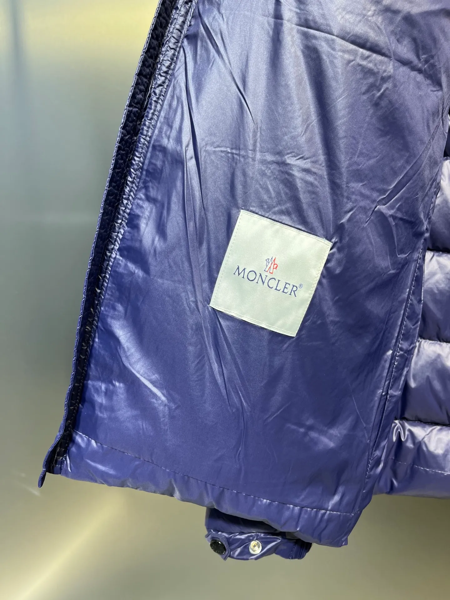 P840 Moncler Men's Mouth Men's Short Down Jacket Caroux Series ~ A big hit, an exclusive debut, a rare and valuable limited edition. Classics will never go out of style. This season's main high-performance street style series! A trendy style that is convenient, neat and handsome, it is available through trading company channels, and its quality can withstand any form of inspection. Features: white zipper with logo in English letters, fully displaying the iconic design of the Moncler brand. Material: The outstanding achievements of high-tech fabrics are not exaggerated. We provide bright polyester fiber nylon fabrics for customers. The ultra-fine and delicate texture is extremely smooth, has high elastic recovery effect, is breathable and comfortable without stuffiness. Color: navy blue, black Size: 1-2-3-4-5