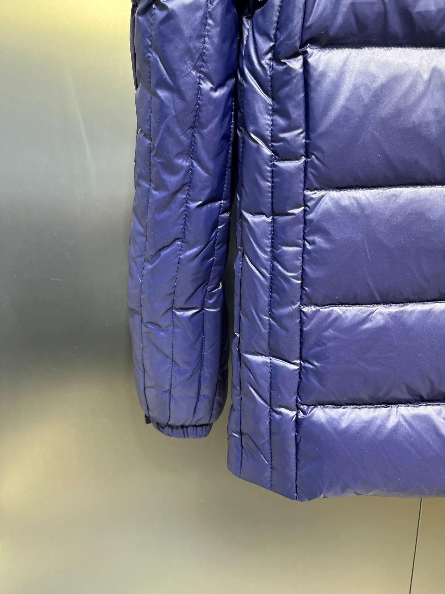 P840 Moncler Men's Mouth Men's Short Down Jacket Caroux Series ~ A big hit, an exclusive debut, a rare and valuable limited edition. Classics will never go out of style. This season's main high-performance street style series! A trendy style that is convenient, neat and handsome, it is available through trading company channels, and its quality can withstand any form of inspection. Features: white zipper with logo in English letters, fully displaying the iconic design of the Moncler brand. Material: The outstanding achievements of high-tech fabrics are not exaggerated. We provide bright polyester fiber nylon fabrics for customers. The ultra-fine and delicate texture is extremely smooth, has high elastic recovery effect, is breathable and comfortable without stuffiness. Color: navy blue, black Size: 1-2-3-4-5