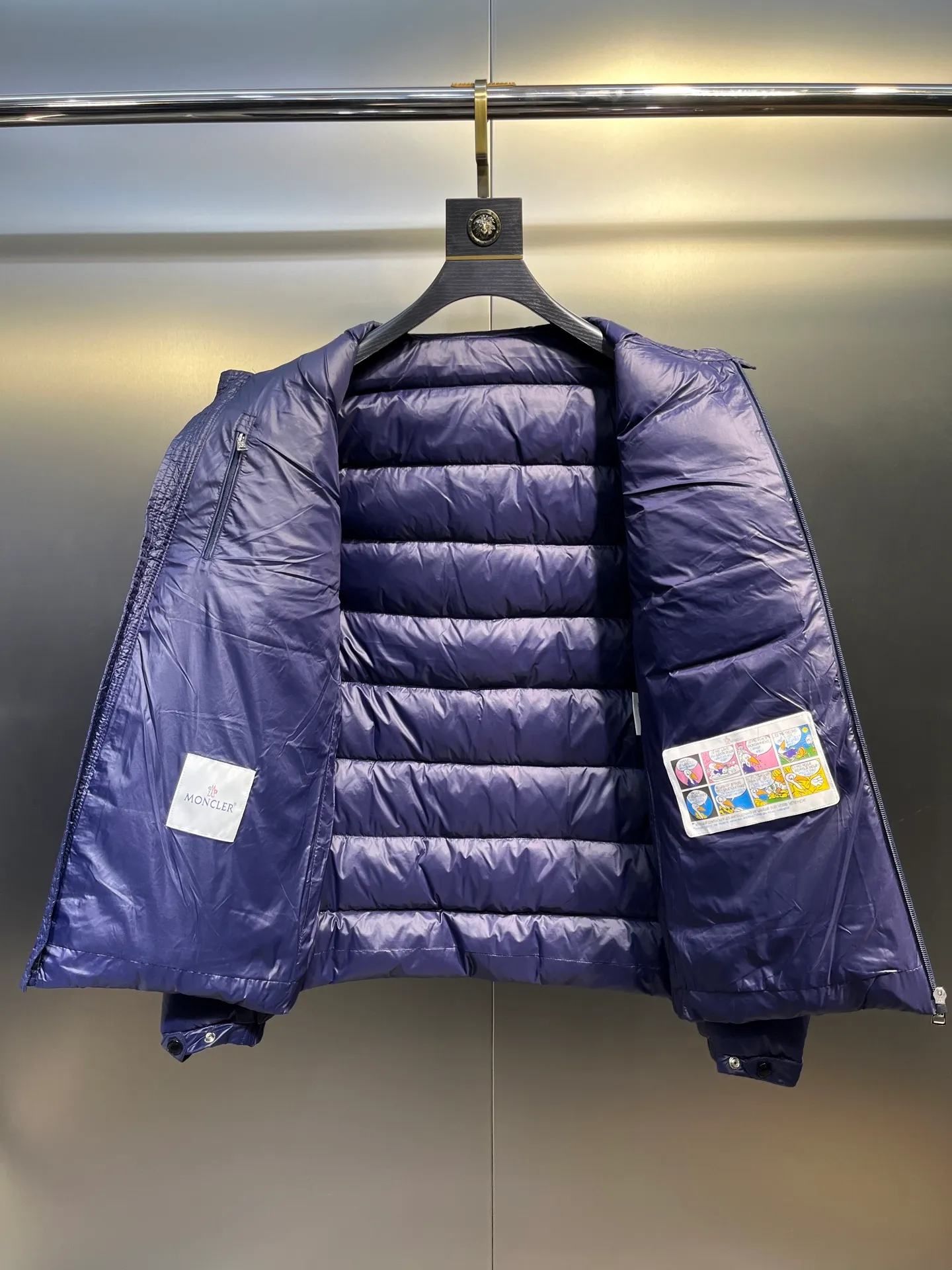 P840 Moncler Men's Mouth Men's Short Down Jacket Caroux Series ~ A big hit, an exclusive debut, a rare and valuable limited edition. Classics will never go out of style. This season's main high-performance street style series! A trendy style that is convenient, neat and handsome, it is available through trading company channels, and its quality can withstand any form of inspection. Features: white zipper with logo in English letters, fully displaying the iconic design of the Moncler brand. Material: The outstanding achievements of high-tech fabrics are not exaggerated. We provide bright polyester fiber nylon fabrics for customers. The ultra-fine and delicate texture is extremely smooth, has high elastic recovery effect, is breathable and comfortable without stuffiness. Color: navy blue, black Size: 1-2-3-4-5