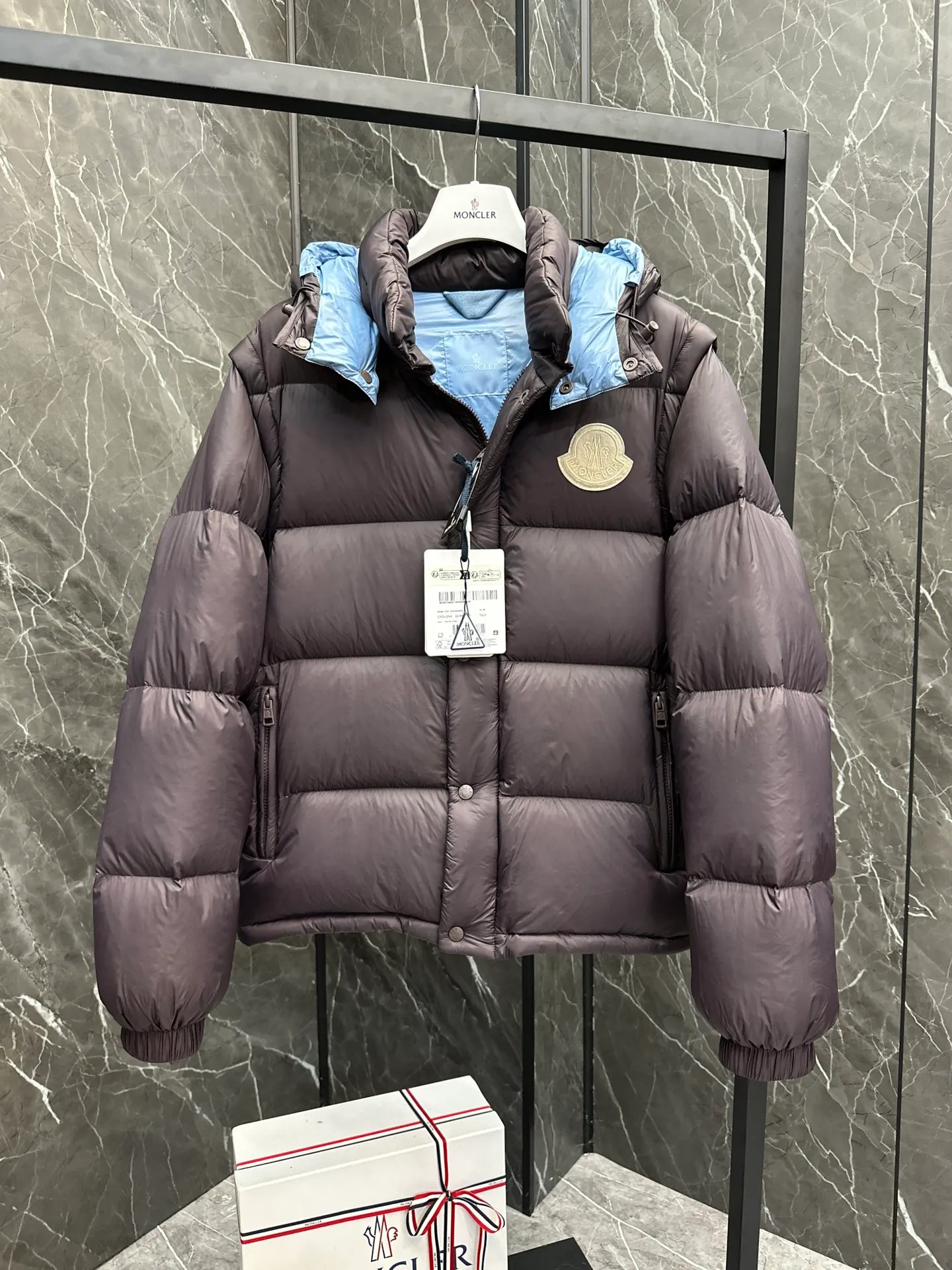 P860 Moncler Cyclone 2-in-1 down jacket. ⚠️Goose down filling, small size filling 320g➕, easy to wear in winter in one piece. Convertible/jacket/hooded vest/stand collar vest/hooded down jacket. The Cyclone down jacket comes with detachable sleeves and can be worn as a vest or jacket.  The Cyclone down jacket is a modern take on the classic silhouette of the 1980s, with a new, simple silhouette. This short down jacket is made from nylon and features easily removable sleeves, allowing you to convert the jacket into a vest. A removable hood and contrast lining complete the design. Details • Made of nylon fabric • Nylon laqué lining • Filled with down • Detachable hood and sleeves • Zipper and snap closure • Zipper pockets • Elastic cuffs • Elastic drawstring hem Size: 1-5 Dark Navy Chocolate 2 colors in Couple size.