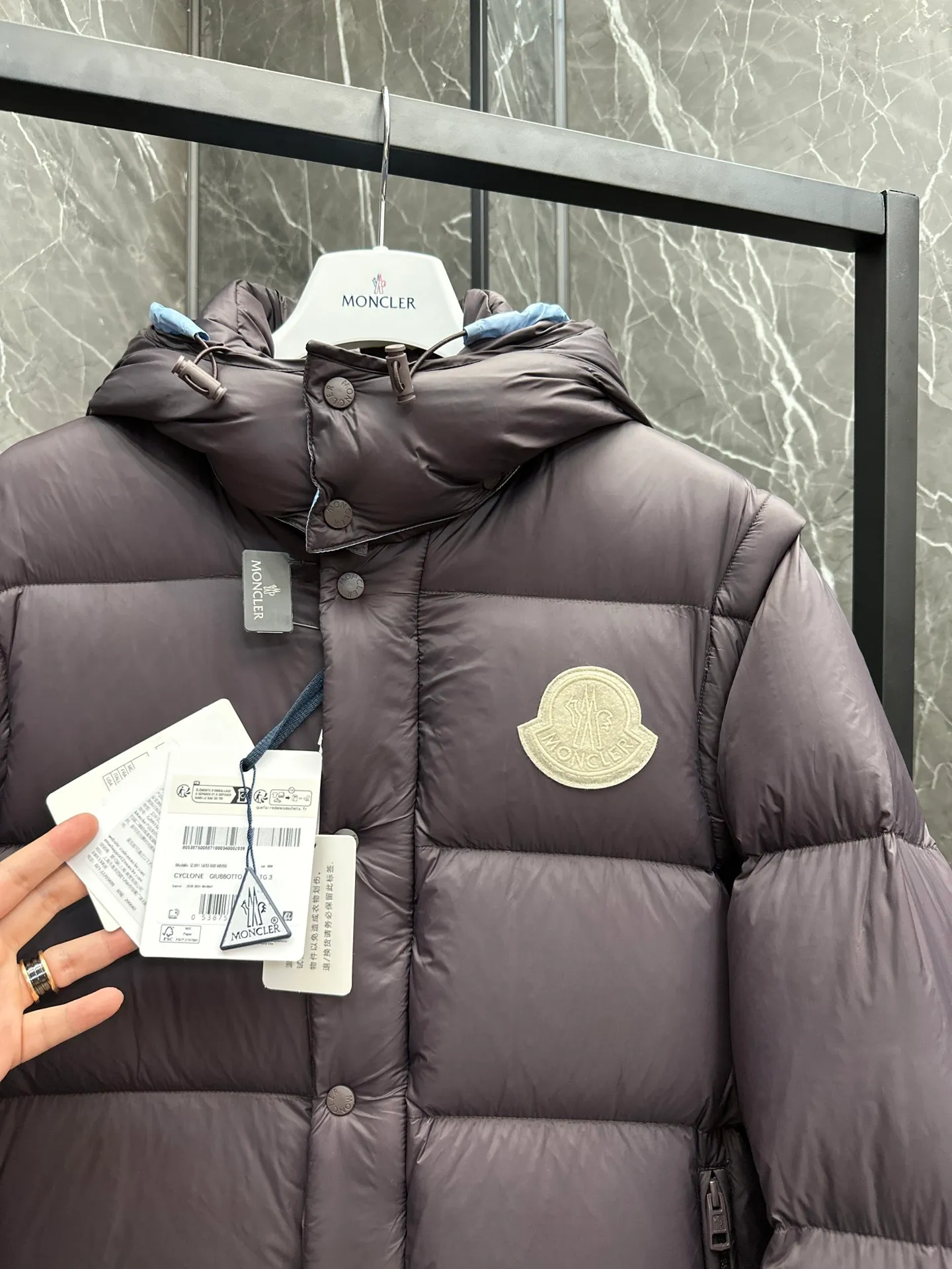 P860 Moncler Cyclone 2-in-1 down jacket. ⚠️Goose down filling, small size filling 320g➕, easy to wear in winter in one piece. Convertible/jacket/hooded vest/stand collar vest/hooded down jacket. The Cyclone down jacket comes with detachable sleeves and can be worn as a vest or jacket.  The Cyclone down jacket is a modern take on the classic silhouette of the 1980s, with a new, simple silhouette. This short down jacket is made from nylon and features easily removable sleeves, allowing you to convert the jacket into a vest. A removable hood and contrast lining complete the design. Details • Made of nylon fabric • Nylon laqué lining • Filled with down • Detachable hood and sleeves • Zipper and snap closure • Zipper pockets • Elastic cuffs • Elastic drawstring hem Size: 1-5 Dark Navy Chocolate 2 colors in Couple size.