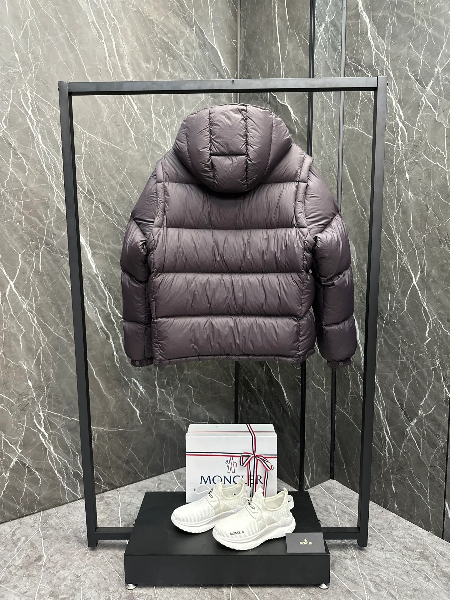 P860 Moncler Cyclone 2-in-1 down jacket. ⚠️Goose down filling, small size filling 320g➕, easy to wear in winter in one piece. Convertible/jacket/hooded vest/stand collar vest/hooded down jacket. The Cyclone down jacket comes with detachable sleeves and can be worn as a vest or jacket.  The Cyclone down jacket is a modern take on the classic silhouette of the 1980s, with a new, simple silhouette. This short down jacket is made from nylon and features easily removable sleeves, allowing you to convert the jacket into a vest. A removable hood and contrast lining complete the design. Details • Made of nylon fabric • Nylon laqué lining • Filled with down • Detachable hood and sleeves • Zipper and snap closure • Zipper pockets • Elastic cuffs • Elastic drawstring hem Size: 1-5 Dark Navy Chocolate 2 colors in Couple size.