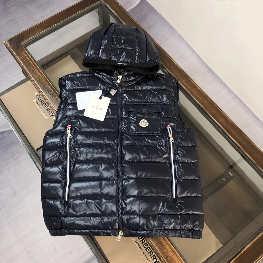 P720 🆕MONCLER 2025 latest Mon*ler Gien series vest. The classic Gien series is a boutique style that Mon must release every year. It is sold simultaneously at the counter, keeping warm, light, comfortable and casual. As a representative of the down industry in autumn and winter, Mon has a classic that never gives up, and its glorious history belongs to its highest glory! ⚠️The design inherits the same classic tailoring design as before. The hooded wind-pocket down vest uses high-density polyester amine fiber outer material, which is Toray 12D lacquered nylon fabric imported from Japan. This fabric feels extremely smooth and comfortable without roughness, has a bright and bright color, and is windproof, cold-resistant and diamond-resistant. ⚠️90 white duck down, extremely warm, light and breathable, fluffy and full without any odor! The chest is equipped with Mon’s exclusive logo of the consistently adhered embroidery felt process. ⚠️The seasonal design is upgraded and updated every year. The classic three-color wavy fine webbing decoration with a double layer of the 🇫🇷 national flag is added to the side to distinguish it from the old models in previous years. The precious and thick hardware details reflect the unusual identity of this product. The double-headed zipper design also reflects the full sense of modern fashion. The new colorful striped placket design element reflects Mon’s rich artistic flavor, and various signs indicate its value. It is a must-have item that appeals to everyone! Color: Black Royal blue Size: 1-2-3-4-5 (M～3xl)