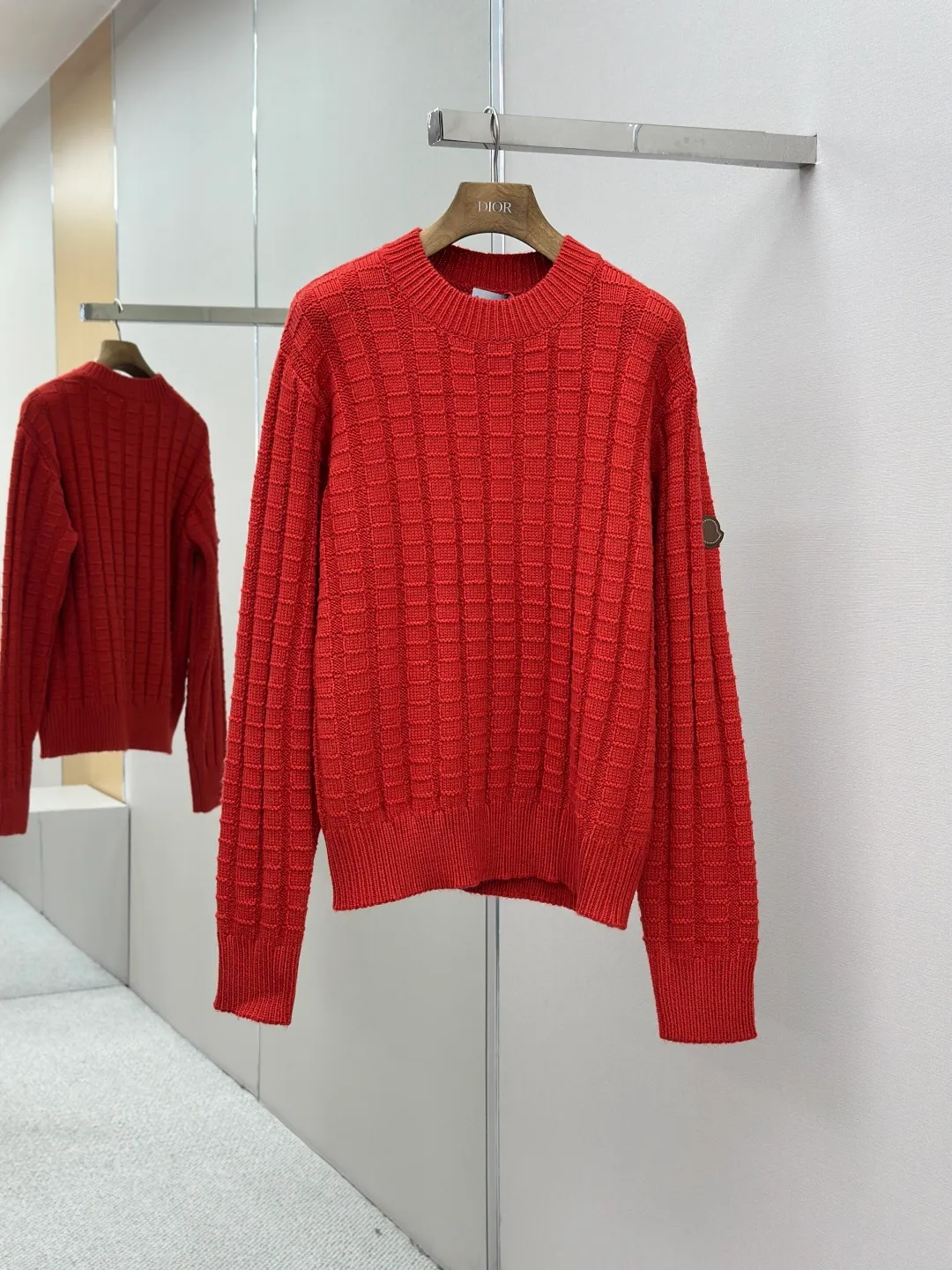 P430 Moncler logo embossed knitted crew neck sweater. The original product was purchased for 7,500. The fabric is made of custom-woven carved wool texture. It is soft and delicate, comfortable and close to the skin. It uses high-saturation red as the base color to cut through the dullness of winter. Let every inch of the fabric become an annotation of power aesthetics. Using three-dimensional texture as the brushstrokes, the entire embossed knitting reconstructs the dimension of knitted aesthetics. It produces a light and dark gradient texture halo as the human body moves. Iconic Moncler The logo embroidered logo decorates the sleeves and is highly recognizable. The power aesthetic is hidden in the contrast between hardness and softness. The ultimate expression of elegance. No need to deliberately create its own style. The whole piece is embossed vertical grain knitting. Through specific stitching and fabric tissue changes, by changing the arrangement of stitches and the density of the fabric, the vertical grains present a relief effect that is raised on the surface of the sweater. Forming undulating changes in the vertical grains and a curved thread structure. By changing the stitching and yarn arrangement during the knitting process. The yarn is distributed in a curved shape in the fabric, and the garment washing water is softened and deodorized using professional washing equipment and specific detergents to deeply clean and deodorize the clothes to improve the feel and appearance of the clothes. Size:S-M-L-XL