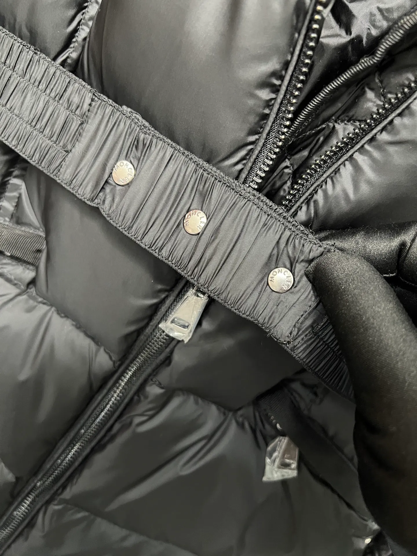 P1040 Moncler's new fur collar hooded waisted down jacket. The slim cut highlights the fluffy temperament of this down jacket. It is light and neat without any bloat. The fur collar at the neck is very textured. It is super slim and reduces your age. It is both warm and fashionable. It is definitely a versatile and unmistakable warm weapon for daily outings. Size: 1234