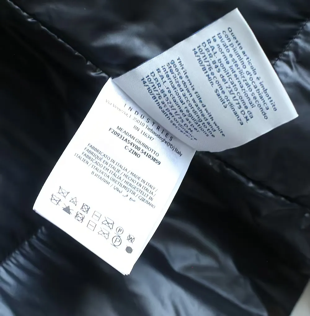 P1740 Old OEM channel, Moncler 25FW new thin and light men's hooded casual down jacket! Trading company orders Jeluz men's down inspired by classic, men's choice for outdoor activities! The product is made of GORE-Tex waterproof outdoor sports fabric and decorated with recyclable details, which demonstrates the brand's commitment to external environmental protection. The adjustable cuffs and two-way zipper ensure easy wearing and adjustment of the silhouette; the interior is made of European-standard environmentally friendly 90% white duck down + 10% feather high-content filling, which is warmer and lighter than traditional down jackets in the past. You will know its high-end atmosphere when you try it in person. The upper body is comfortable, warm and breathable without any bloated feeling! At the same time, it has a high sense of class and recognition. The seams of the body are all cut in position to ensure visual beauty, which is very time-consuming and material-consuming! The fashionable detachable vest can be worn alone. The detachable hooded stand-up collar design is easy to disassemble and assemble to create different fashionable looks. The concealed placket, two-way zipper opening and closing, elastic cuffs and drawstring hem cuff design can better withstand the cold wind and keep the upper body warm in autumn and winter. It is a tall and stylish item! Color: black, off-white Size: M-3XL Size 1: shoulder width 51cm-bust 114cm-shirt length 70cm-sleeve length 61cm Size 2: shoulder width 52cm-chest 118cm-shirt length 71cm-sleeve length 62cm Size 3: shoulder width 53cm-chest 122cm-shirt length 72cm-sleeve length 63cm 4 Size: Shoulder width 54cm - Bust 126cm - Clothing length 73cm - Sleeve length 64cm Size 5: Shoulder width 55cm - Bust 130cm - Clothing length 75cm - Sleeve length 64cm