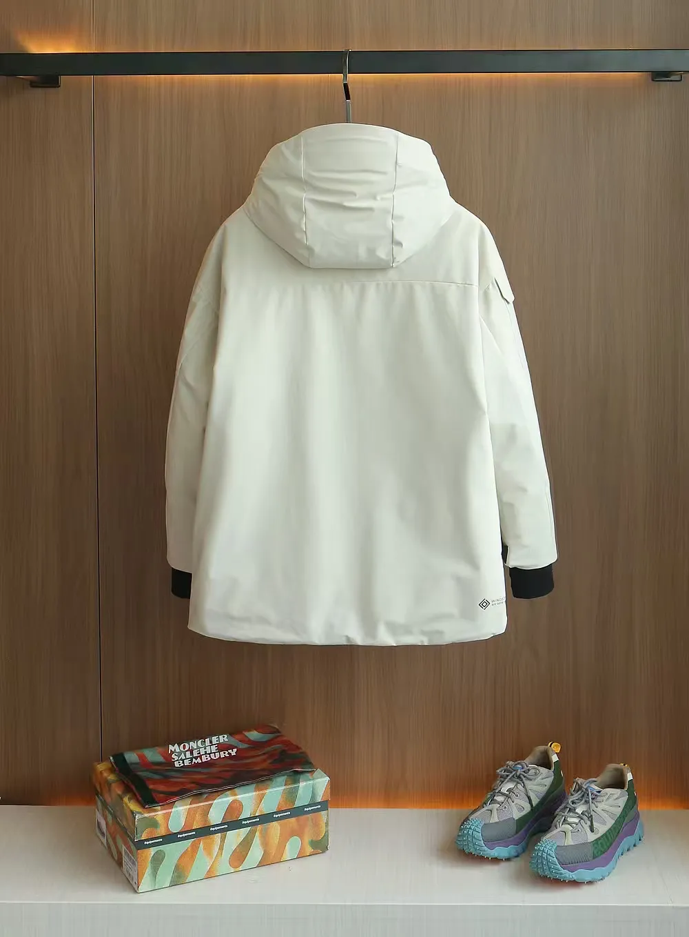 P1740 Old OEM channel, Moncler 25FW new thin and light men's hooded casual down jacket! Trading company orders Jeluz men's down inspired by classic, men's choice for outdoor activities! The product is made of GORE-Tex waterproof outdoor sports fabric and decorated with recyclable details, which demonstrates the brand's commitment to external environmental protection. The adjustable cuffs and two-way zipper ensure easy wearing and adjustment of the silhouette; the interior is made of European-standard environmentally friendly 90% white duck down + 10% feather high-content filling, which is warmer and lighter than traditional down jackets in the past. You will know its high-end atmosphere when you try it in person. The upper body is comfortable, warm and breathable without any bloated feeling! At the same time, it has a high sense of class and recognition. The seams of the body are all cut in position to ensure visual beauty, which is very time-consuming and material-consuming! The fashionable detachable vest can be worn alone. The detachable hooded stand-up collar design is easy to disassemble and assemble to create different fashionable looks. The concealed placket, two-way zipper opening and closing, elastic cuffs and drawstring hem cuff design can better withstand the cold wind and keep the upper body warm in autumn and winter. It is a tall and stylish item! Color: black, off-white Size: M-3XL Size 1: shoulder width 51cm-bust 114cm-shirt length 70cm-sleeve length 61cm Size 2: shoulder width 52cm-chest 118cm-shirt length 71cm-sleeve length 62cm Size 3: shoulder width 53cm-chest 122cm-shirt length 72cm-sleeve length 63cm 4 Size: Shoulder width 54cm - Bust 126cm - Clothing length 73cm - Sleeve length 64cm Size 5: Shoulder width 55cm - Bust 130cm - Clothing length 75cm - Sleeve length 64cm