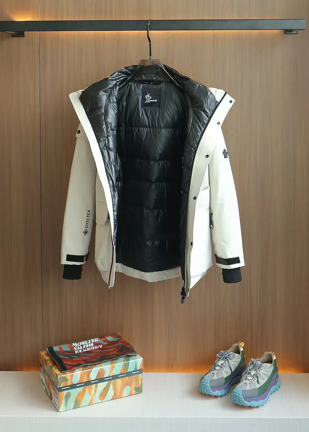 P1740 Old OEM channel, Moncler 25FW new thin and light men's hooded casual down jacket! Trading company orders Jeluz men's down inspired by classic, men's choice for outdoor activities! The product is made of GORE-Tex waterproof outdoor sports fabric and decorated with recyclable details, which demonstrates the brand's commitment to external environmental protection. The adjustable cuffs and two-way zipper ensure easy wearing and adjustment of the silhouette; the interior is made of European-standard environmentally friendly 90% white duck down + 10% feather high-content filling, which is warmer and lighter than traditional down jackets in the past. You will know its high-end atmosphere when you try it in person. The upper body is comfortable, warm and breathable without any bloated feeling! At the same time, it has a high sense of class and recognition. The seams of the body are all cut in position to ensure visual beauty, which is very time-consuming and material-consuming! The fashionable detachable vest can be worn alone. The detachable hooded stand-up collar design is easy to disassemble and assemble to create different fashionable looks. The concealed placket, two-way zipper opening and closing, elastic cuffs and drawstring hem cuff design can better withstand the cold wind and keep the upper body warm in autumn and winter. It is a tall and stylish item! Color: black, off-white Size: M-3XL Size 1: shoulder width 51cm-bust 114cm-shirt length 70cm-sleeve length 61cm Size 2: shoulder width 52cm-chest 118cm-shirt length 71cm-sleeve length 62cm Size 3: shoulder width 53cm-chest 122cm-shirt length 72cm-sleeve length 63cm 4 Size: Shoulder width 54cm - Bust 126cm - Clothing length 73cm - Sleeve length 64cm Size 5: Shoulder width 55cm - Bust 130cm - Clothing length 75cm - Sleeve length 64cm