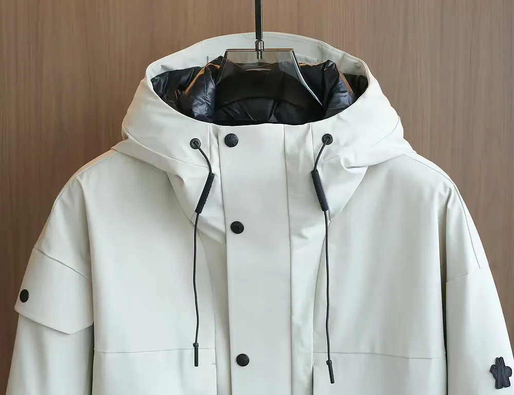 P1740 Old OEM channel, Moncler 25FW new thin and light men's hooded casual down jacket! Trading company orders Jeluz men's down inspired by classic, men's choice for outdoor activities! The product is made of GORE-Tex waterproof outdoor sports fabric and decorated with recyclable details, which demonstrates the brand's commitment to external environmental protection. The adjustable cuffs and two-way zipper ensure easy wearing and adjustment of the silhouette; the interior is made of European-standard environmentally friendly 90% white duck down + 10% feather high-content filling, which is warmer and lighter than traditional down jackets in the past. You will know its high-end atmosphere when you try it in person. The upper body is comfortable, warm and breathable without any bloated feeling! At the same time, it has a high sense of class and recognition. The seams of the body are all cut in position to ensure visual beauty, which is very time-consuming and material-consuming! The fashionable detachable vest can be worn alone. The detachable hooded stand-up collar design is easy to disassemble and assemble to create different fashionable looks. The concealed placket, two-way zipper opening and closing, elastic cuffs and drawstring hem cuff design can better withstand the cold wind and keep the upper body warm in autumn and winter. It is a tall and stylish item! Color: black, off-white Size: M-3XL Size 1: shoulder width 51cm-bust 114cm-shirt length 70cm-sleeve length 61cm Size 2: shoulder width 52cm-chest 118cm-shirt length 71cm-sleeve length 62cm Size 3: shoulder width 53cm-chest 122cm-shirt length 72cm-sleeve length 63cm 4 Size: Shoulder width 54cm - Bust 126cm - Clothing length 73cm - Sleeve length 64cm Size 5: Shoulder width 55cm - Bust 130cm - Clothing length 75cm - Sleeve length 64cm