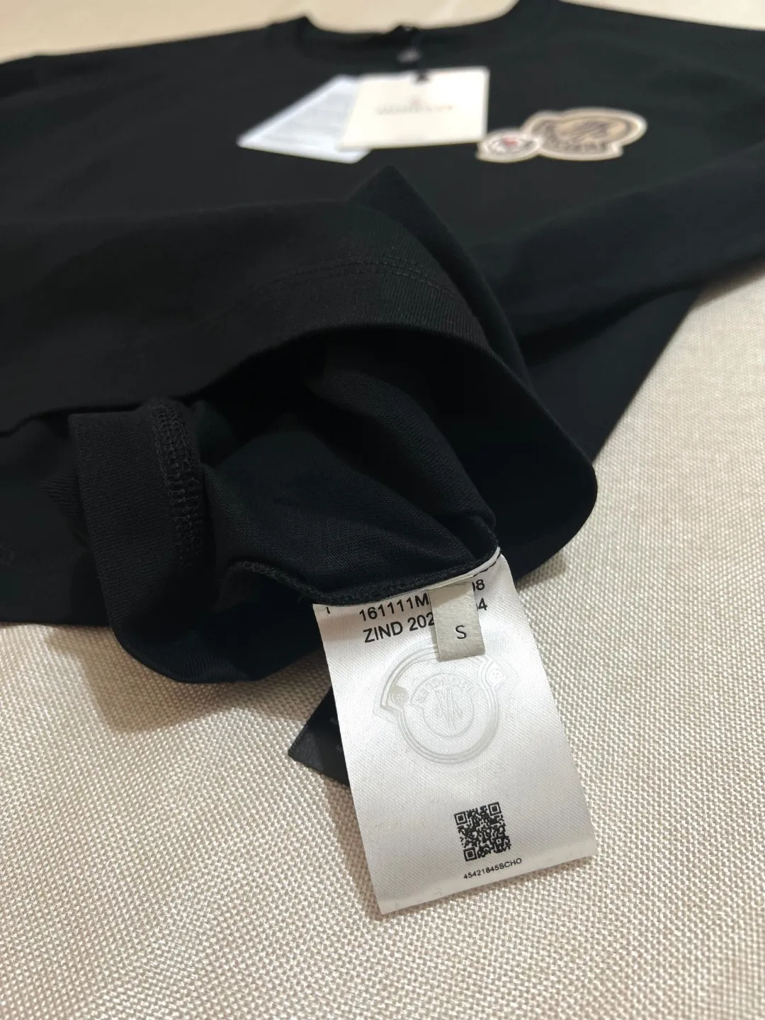 P180 MONCLER new release, 2025fw official synchronized double-labeled long-sleeved T-shirt, the details match the official version, and the logo size is strictly controlled , standard size, seam details are in sync with the official version; Made of 280g double yarn 100% cotton fabric, imported woven thread thread, the neckline is boned to prevent deformation, washed at high temperature at the factory, the fabric is soft and breathable, does not shrink and prevent deformation, NCF washed mark identification, details are in place and the upper body is good-looking, European size version, loose and suitable, color: black, white, size XS-L (L size can wear 200 pounds)