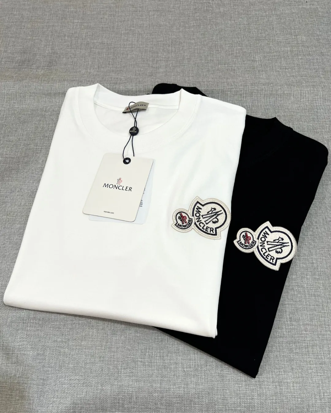 P180 MONCLER new release, 2025fw official synchronized double-labeled long-sleeved T-shirt, the details match the official version, and the logo size is strictly controlled , standard size, seam details are in sync with the official version; Made of 280g double yarn 100% cotton fabric, imported woven thread thread, the neckline is boned to prevent deformation, washed at high temperature at the factory, the fabric is soft and breathable, does not shrink and prevent deformation, NCF washed mark identification, details are in place and the upper body is good-looking, European size version, loose and suitable, color: black, white, size XS-L (L size can wear 200 pounds)