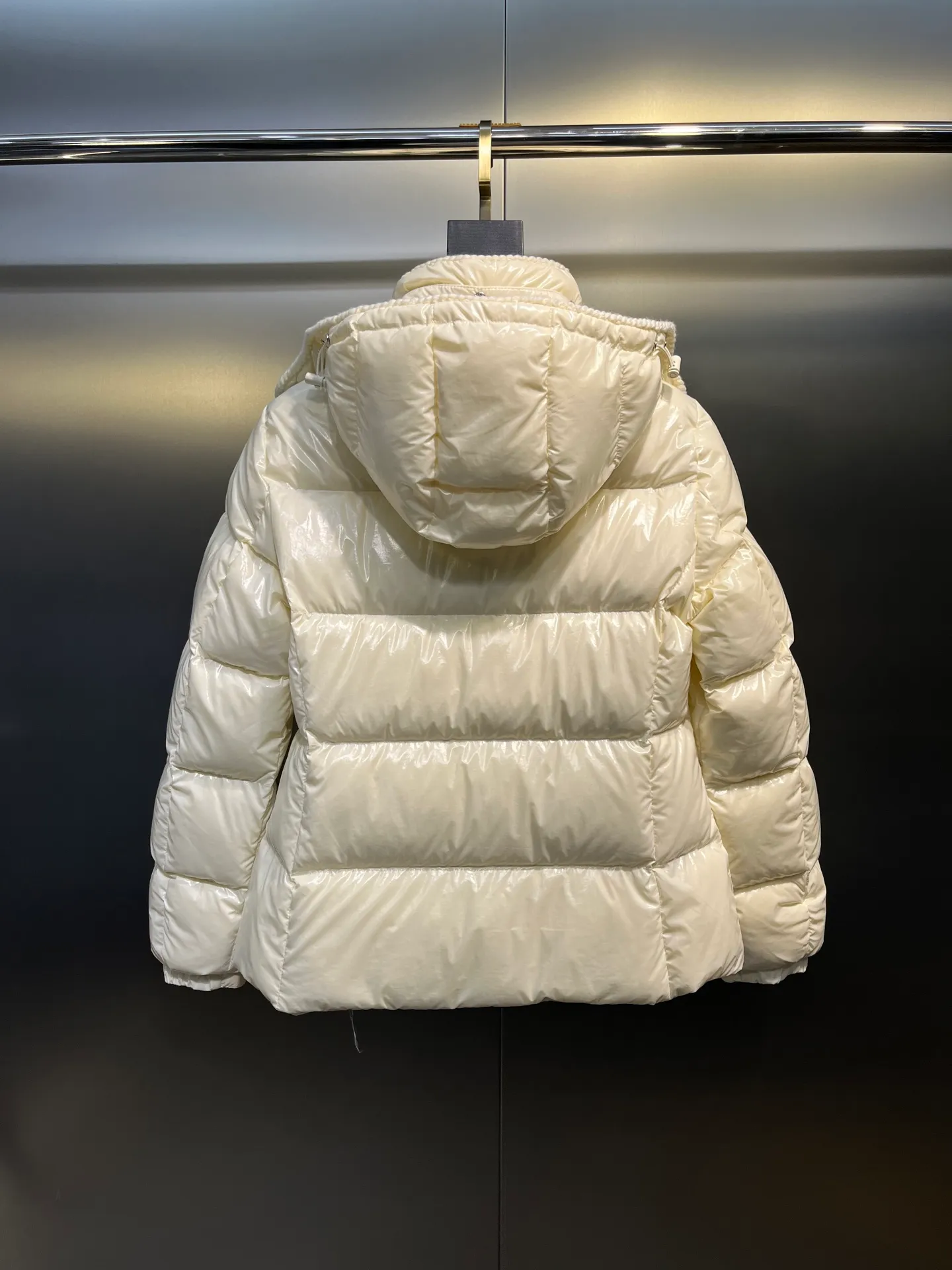 P900 Moncler🌟25 new oil wax leather waist style GLAREIN hooded long-sleeved down jacket for women. Oil wax leather coated new fabric, slim design style, warm and slimming, 90% duck down filling, molded custom hardware. Color: red, white, blue, black Code number: 1234