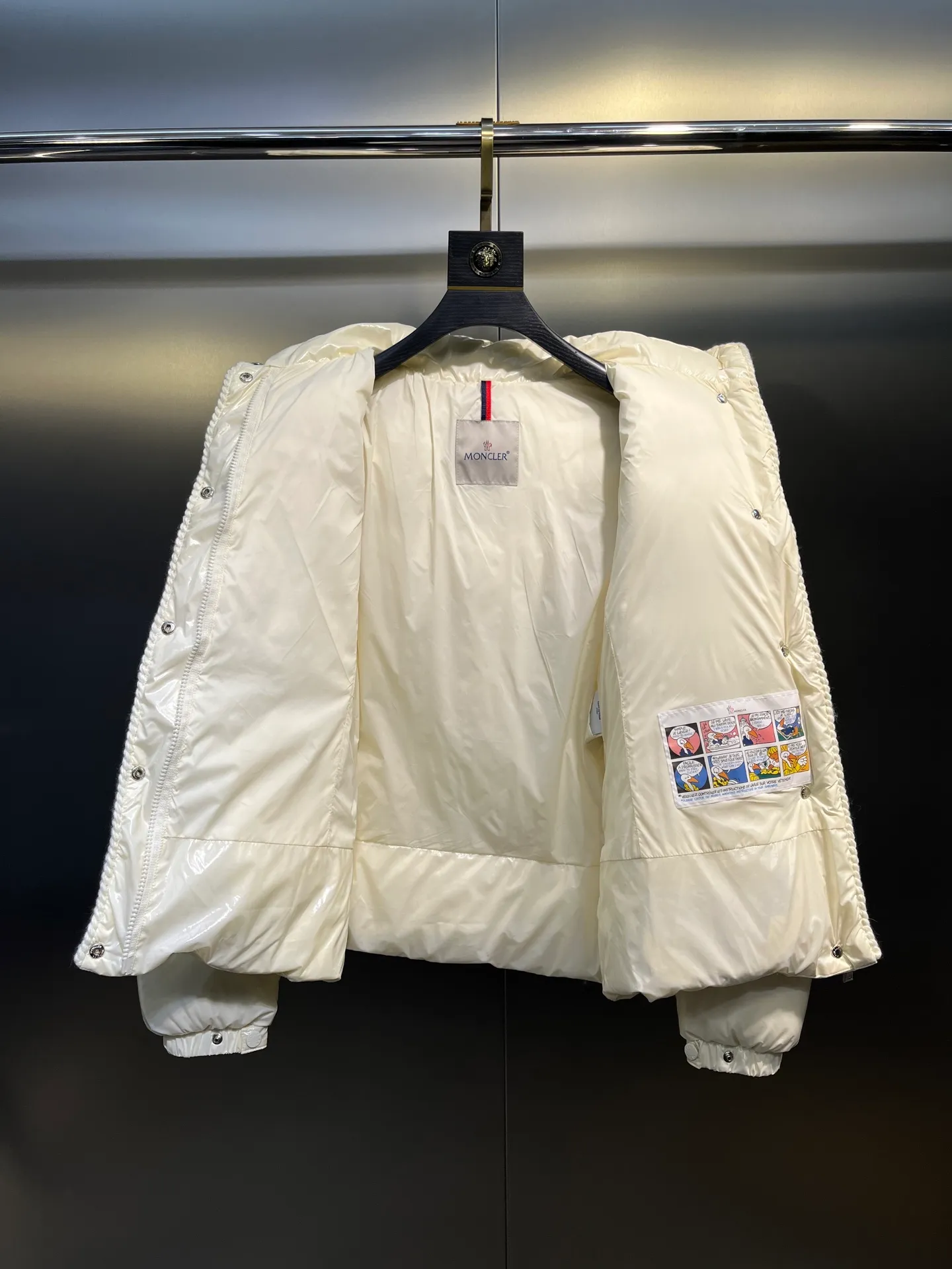 P900 Moncler🌟25 new oil wax leather waist style GLAREIN hooded long-sleeved down jacket for women. Oil wax leather coated new fabric, slim design style, warm and slimming, 90% duck down filling, molded custom hardware. Color: red, white, blue, black Code number: 1234