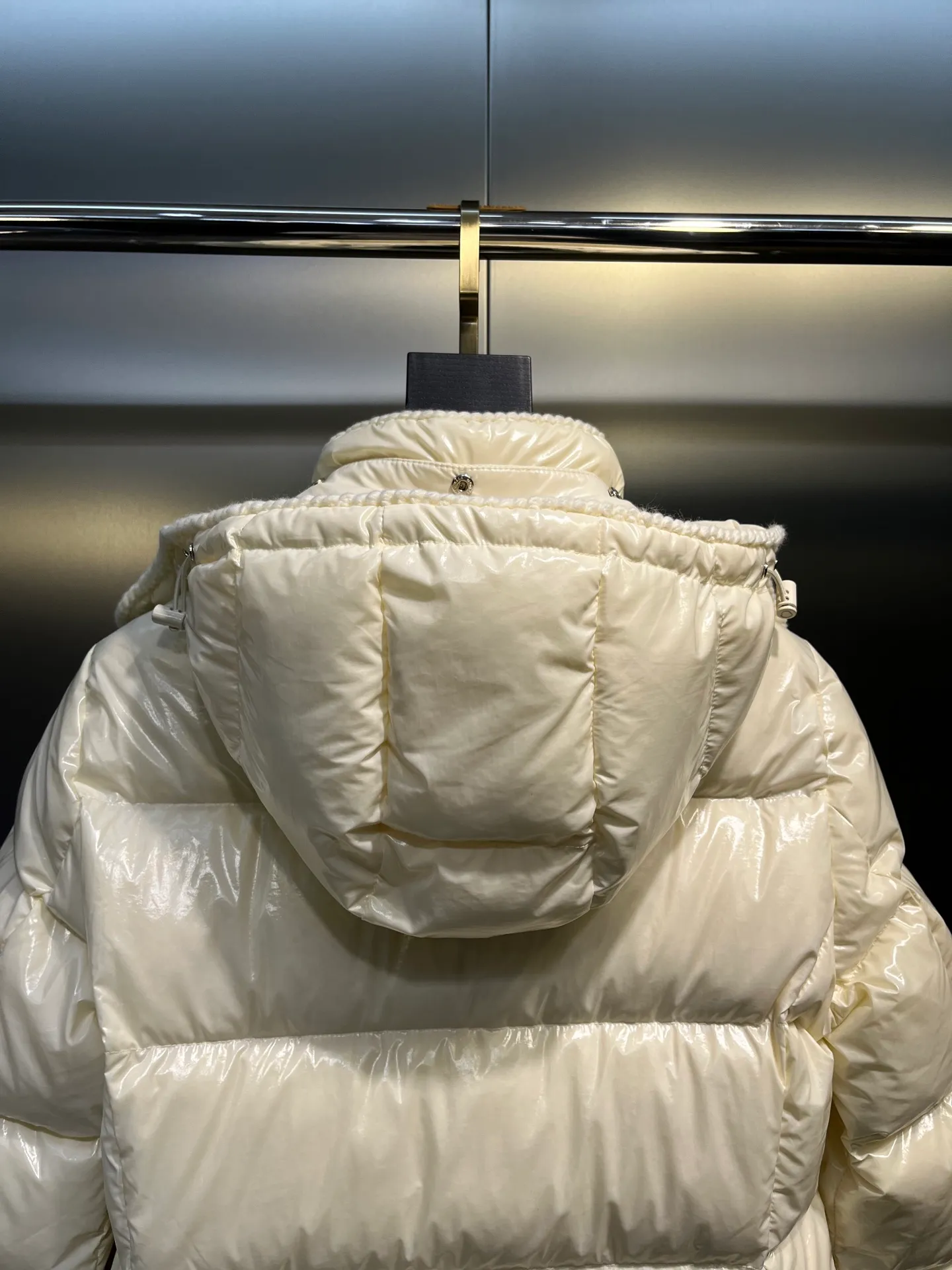 P900 Moncler🌟25 new oil wax leather waist style GLAREIN hooded long-sleeved down jacket for women. Oil wax leather coated new fabric, slim design style, warm and slimming, 90% duck down filling, molded custom hardware. Color: red, white, blue, black Code number: 1234