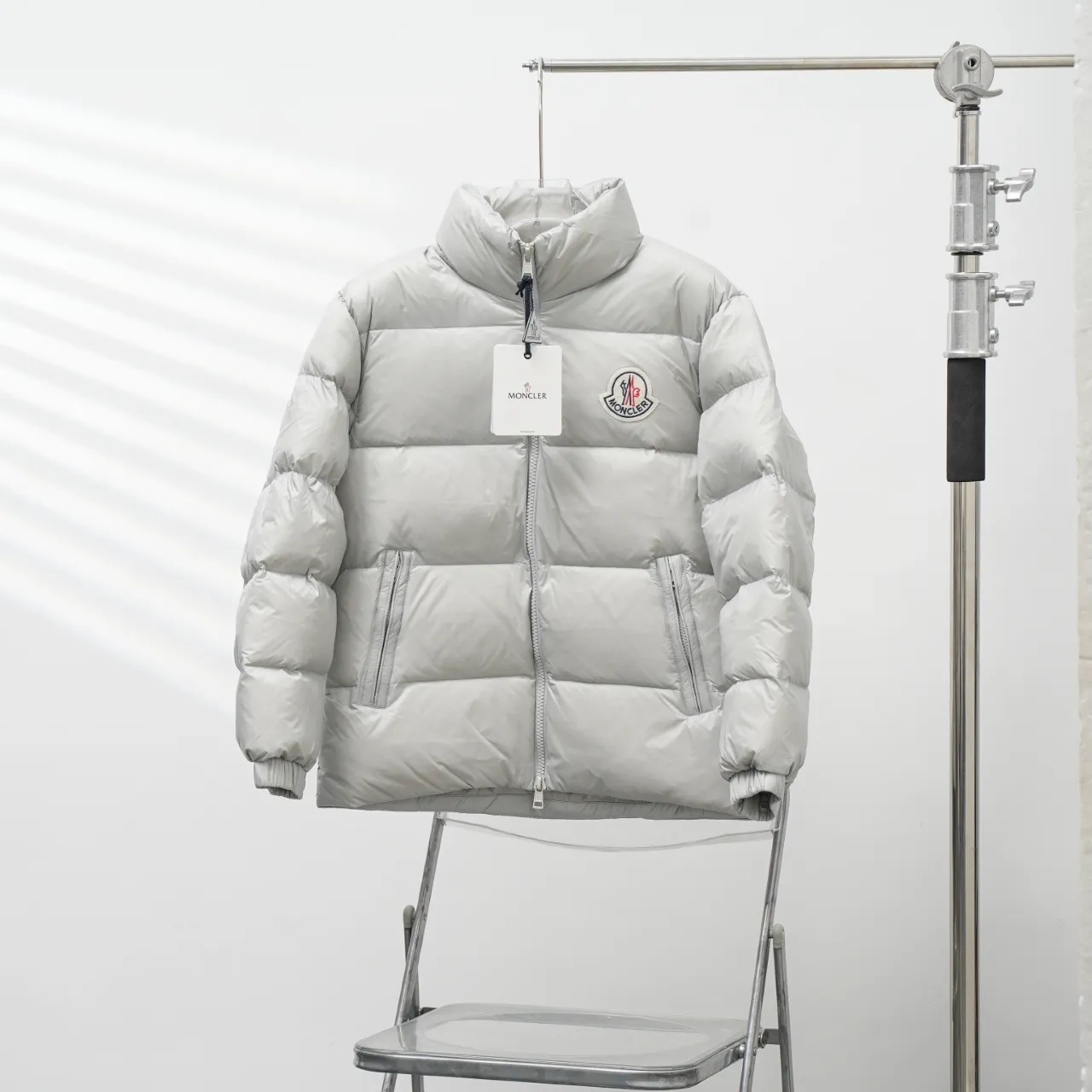 P640 MONCLER丨Muzzled chest big mark stand collar down jacket Color: Pearl Gray Size: 1-6