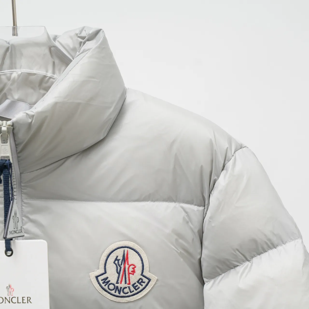 P640 MONCLER丨Muzzled chest big mark stand collar down jacket Color: Pearl Gray Size: 1-6