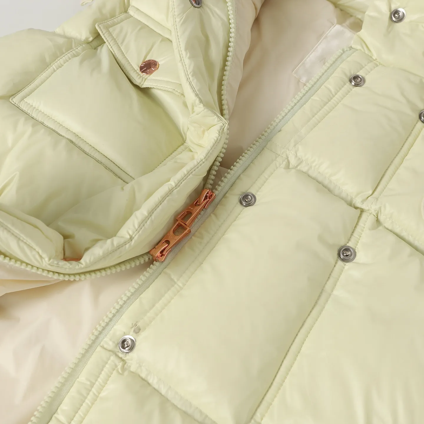 P740 Women's Style] Moncler/Mask Women's Hooded Down Vest Fabric selection: Made of super laque (super lacquered fabric), a material that achieves a high-gloss effect through a special process. Its core lies in surface coating technology rather than nylon made of natural fiber itself. It has a certain hardness, high gloss, and waterproof properties.  Lining fabric selection: Nylon lining has smooth surface, good softness, lighter weight, and has certain strength and wear resistance.  High-quality filling: Made of national standard 90 white duck down, with a filling capacity of 190 grams to ensure excellent warmth retention. The down has been strictly screened and processed and is not easy to drill, ensuring durability.  Accessories: One-to-one customized three-label, One-to-one customized badges, One-to-one customized buttons, SIZE: S/M/L