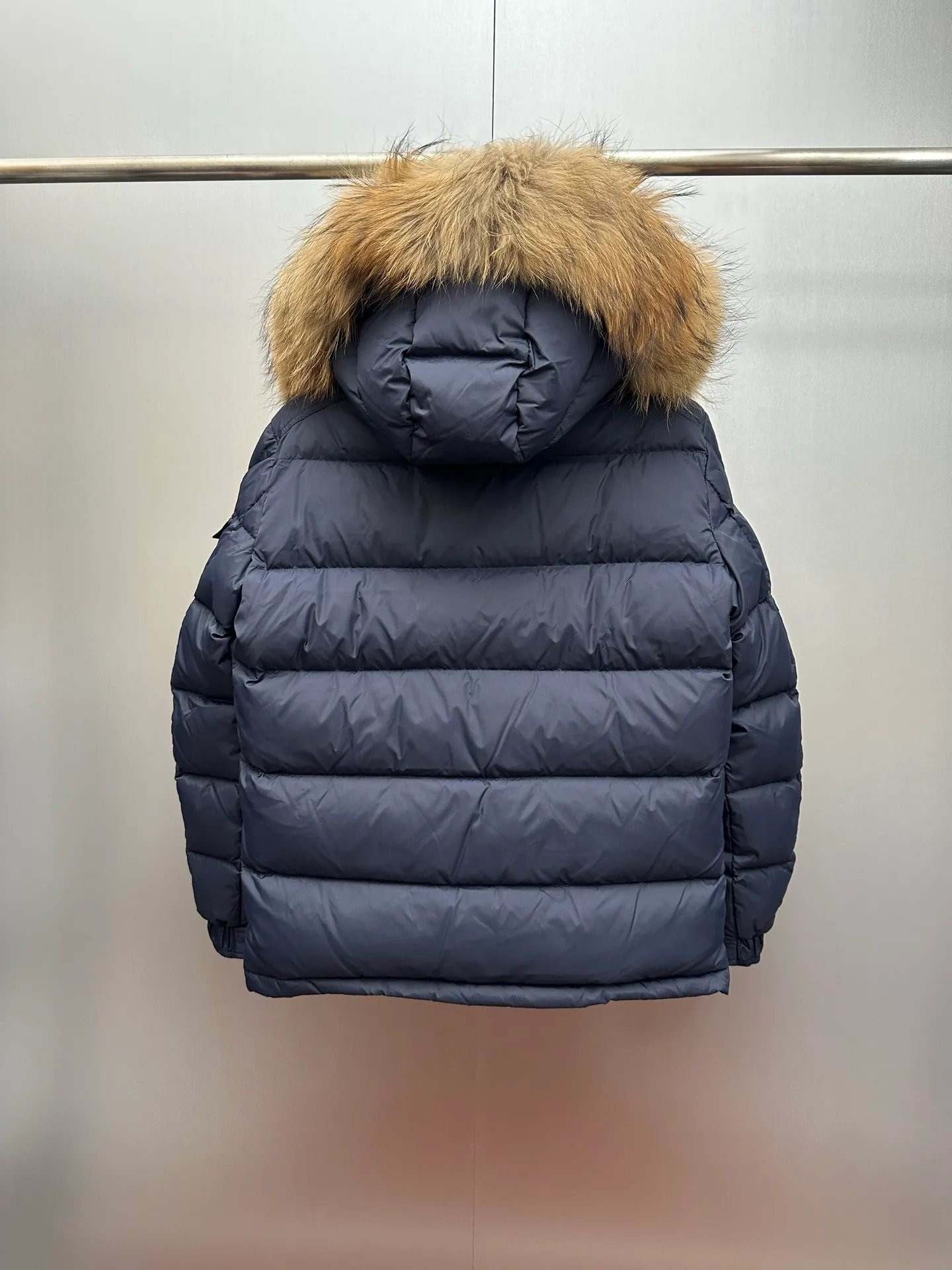 P1160 New down jacket⬆️Moncler Mayaf short men's down jacket jacket. The hood is removable and the fur collar is removable. Based on Maya, a removable fur collar is added. The Mayaf men's hooded down jacket is made of functional nylon fabric, and the hood is equipped with removable synthetic material trim.  The Mayaf short down jacket is a reinterpretation of the classic Moncler Maya style in an instantly recognizable silhouette, with a removable hood and adjustable hem. Made from functional fabric with removable synthetic trim on the hood. The sleeves are embellished with classic patch pockets, reflecting the brand's signature style. Details • Made from functional fabric • Lined with functional fabric • Filled with down • Press-stud collar • Detachable hood with removable synthetic trim • Zip closure • Zippered pockets • Patch pockets with press-stud • Adjustable elastic cuffs • Adjustable drawstring hem Color: Black/Navy Blue Size : 1-6