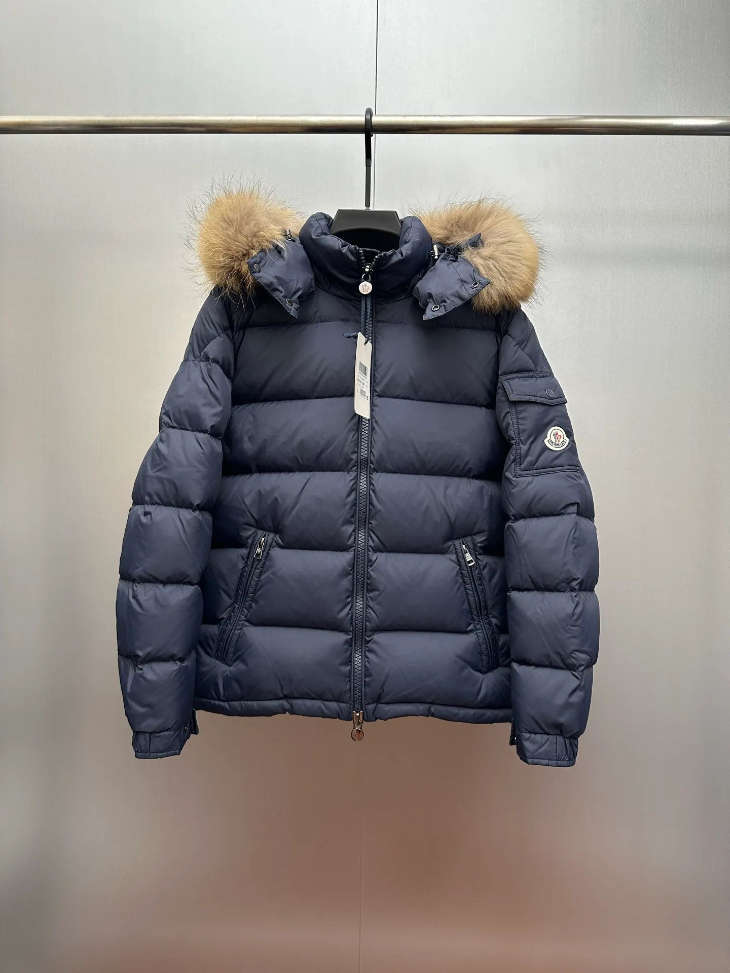 P1160 New down jacket⬆️Moncler Mayaf short men's down jacket jacket. The hood is removable and the fur collar is removable. Based on Maya, a removable fur collar is added. The Mayaf men's hooded down jacket is made of functional nylon fabric, and the hood is equipped with removable synthetic material trim.  The Mayaf short down jacket is a reinterpretation of the classic Moncler Maya style in an instantly recognizable silhouette, with a removable hood and adjustable hem. Made from functional fabric with removable synthetic trim on the hood. The sleeves are embellished with classic patch pockets, reflecting the brand's signature style. Details • Made from functional fabric • Lined with functional fabric • Filled with down • Press-stud collar • Detachable hood with removable synthetic trim • Zip closure • Zippered pockets • Patch pockets with press-stud • Adjustable elastic cuffs • Adjustable drawstring hem Color: Black/Navy Blue Size : 1-6