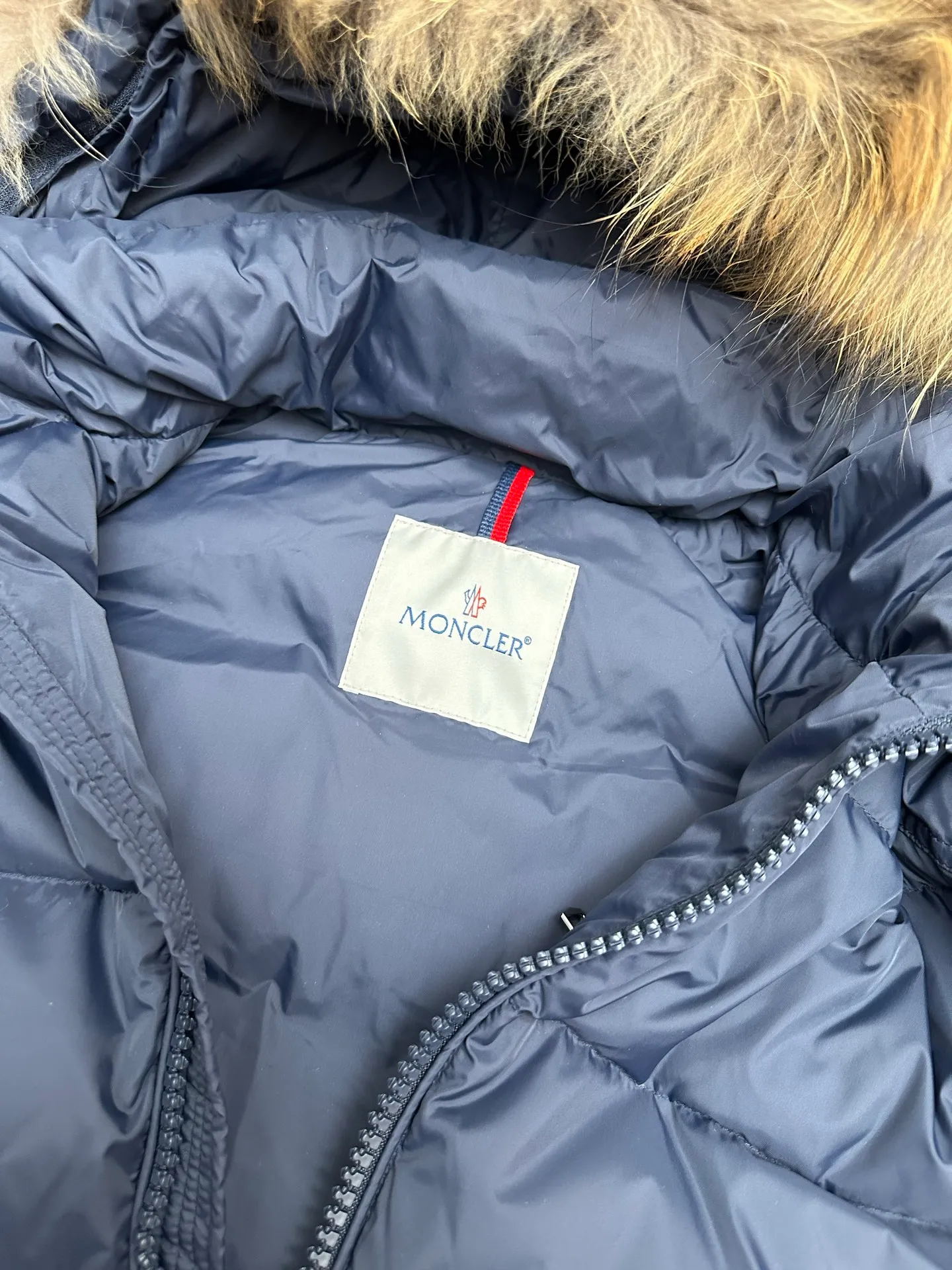 P1160 New down jacket⬆️Moncler Mayaf short men's down jacket jacket. The hood is removable and the fur collar is removable. Based on Maya, a removable fur collar is added. The Mayaf men's hooded down jacket is made of functional nylon fabric, and the hood is equipped with removable synthetic material trim.  The Mayaf short down jacket is a reinterpretation of the classic Moncler Maya style in an instantly recognizable silhouette, with a removable hood and adjustable hem. Made from functional fabric with removable synthetic trim on the hood. The sleeves are embellished with classic patch pockets, reflecting the brand's signature style. Details • Made from functional fabric • Lined with functional fabric • Filled with down • Press-stud collar • Detachable hood with removable synthetic trim • Zip closure • Zippered pockets • Patch pockets with press-stud • Adjustable elastic cuffs • Adjustable drawstring hem Color: Black/Navy Blue Size : 1-6